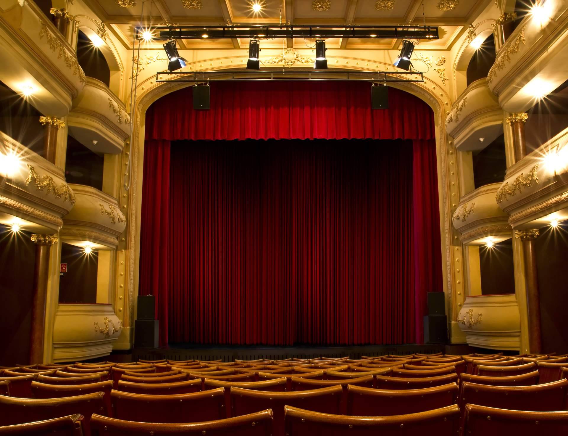 Explorar las opciones de teatro en Madrid, con la app de planes Hoy Madrid