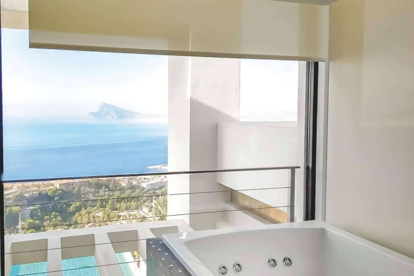 Mhh TEXTIL cuenta con una amplia variedad de cortinas y estores en la Costa Blanca