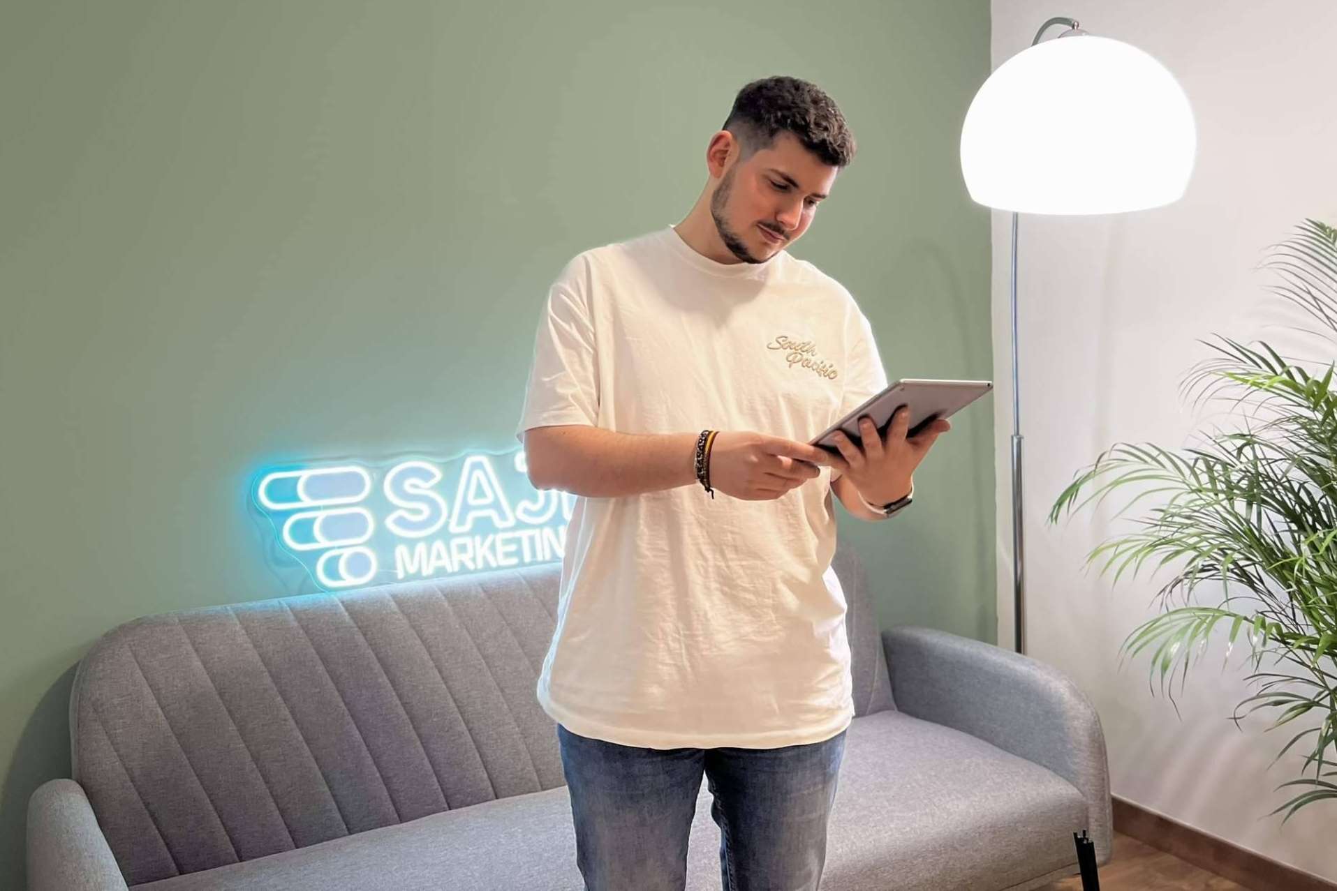 MK Sajiro pone un comercial digital 24h al día. Un embudo de ventas.