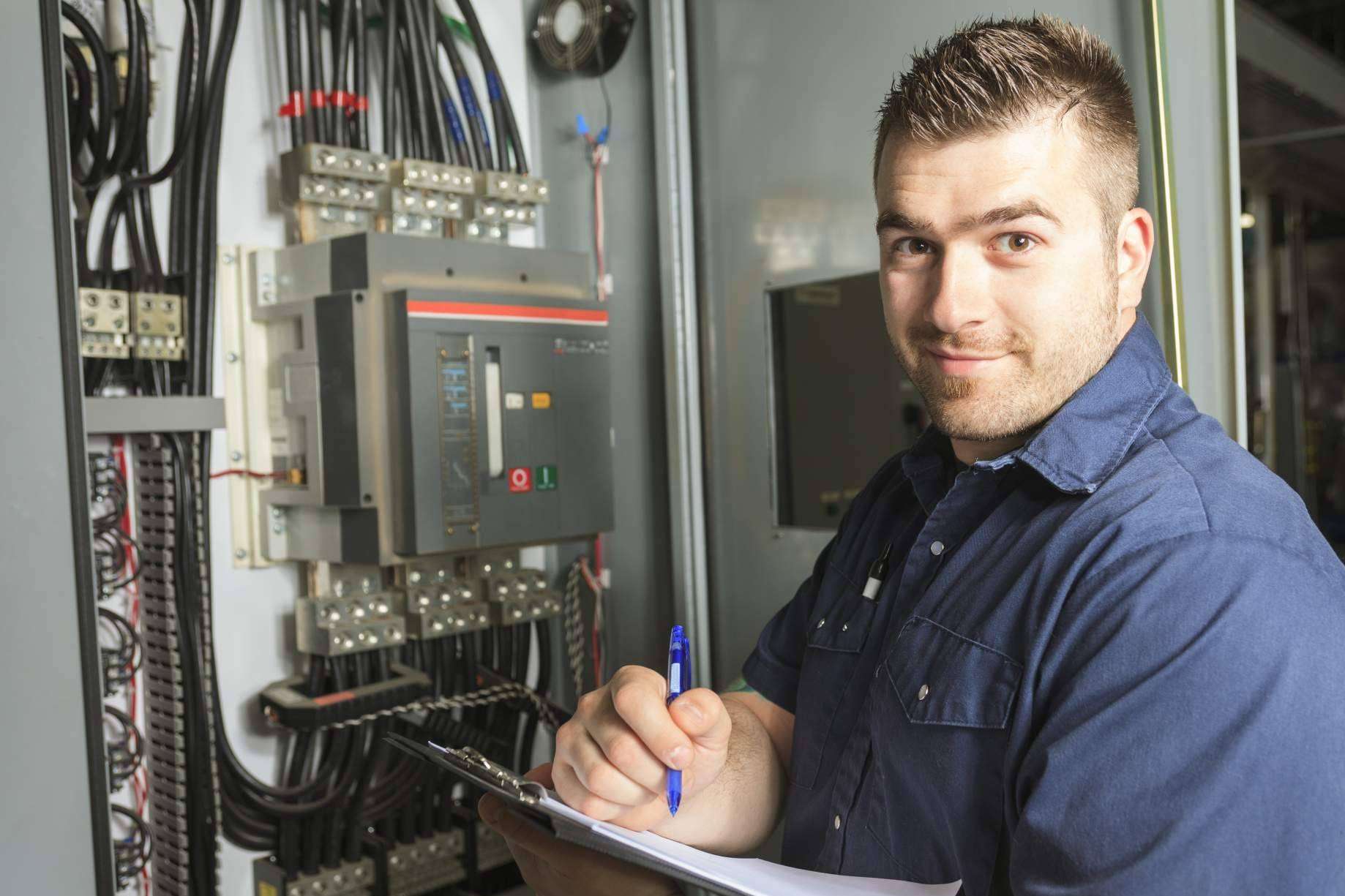 Los cursos de MasterD ofrecen preparación especializada sobre los requisitos para obtener el carnet de instalador electricista