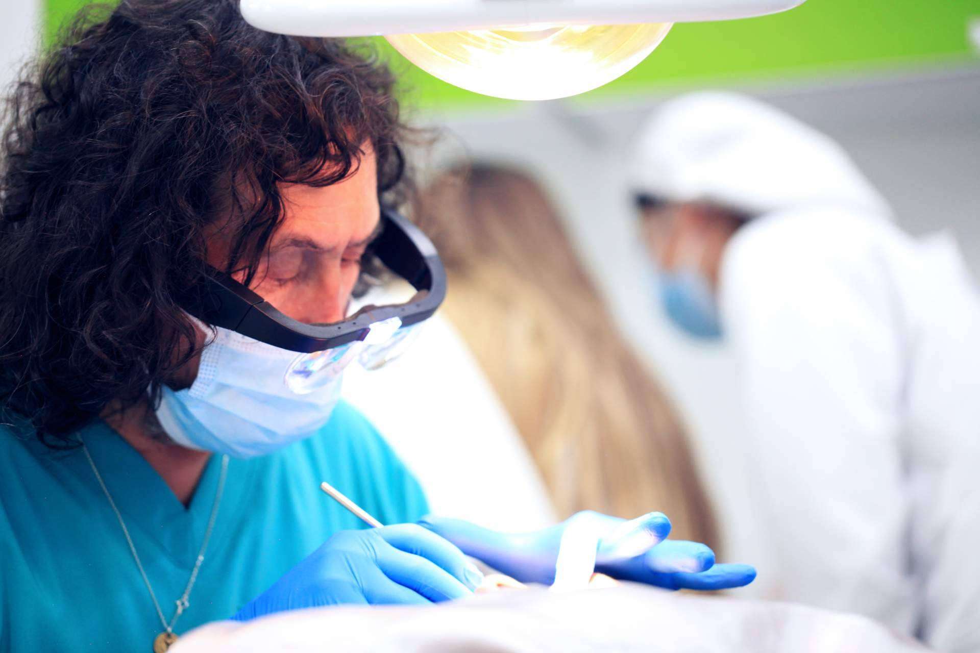 El Dr. Marlon Becerra ofrece soluciones personalizadas para el diseño de sonrisa en sus clínicas en Colombia