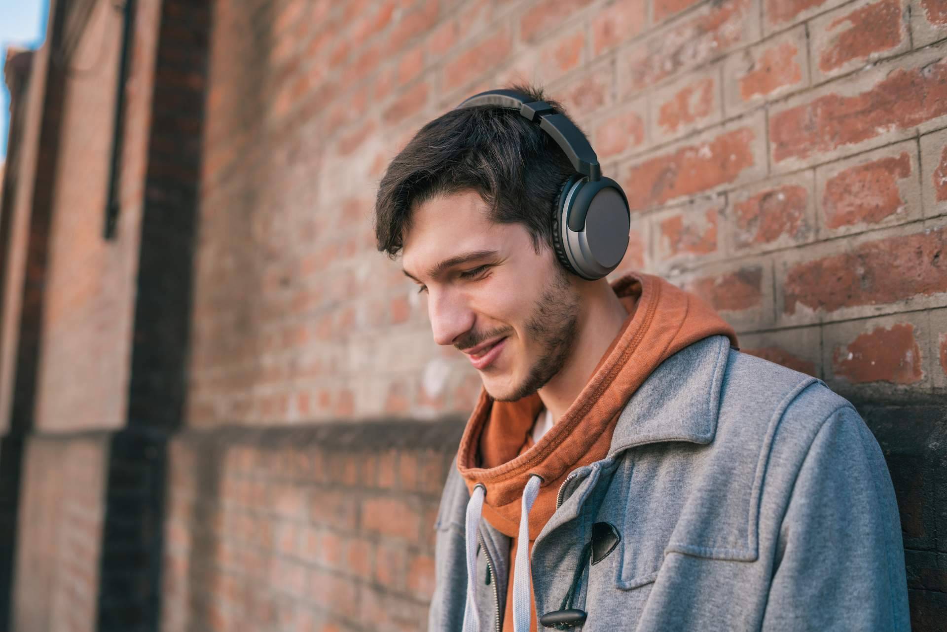 Los expertos de Bit2Brain analizan las mejores herramientas de IA para la producción y composición musical