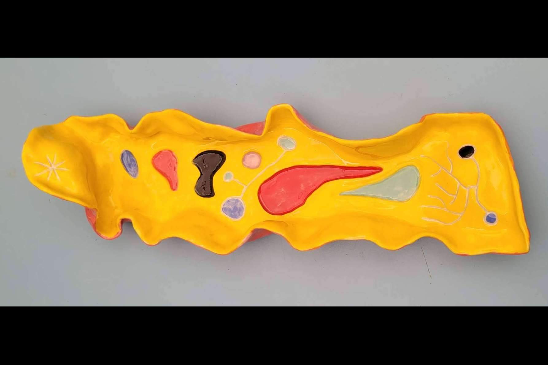Las obras cerámicas de Pau Yoez, poemas de color y forma