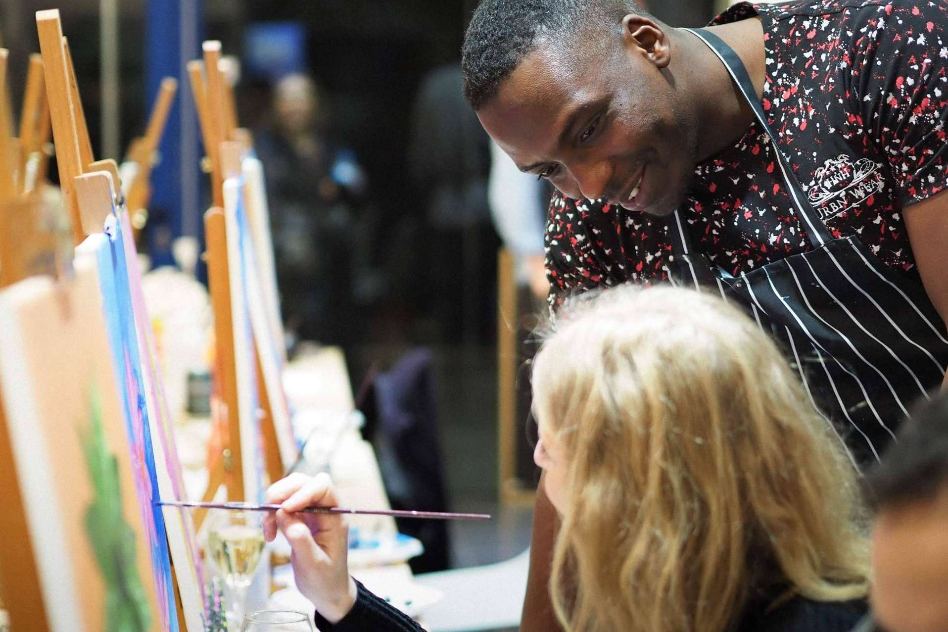 Vivir la mejor experiencia de vino y pintura en Barcelona