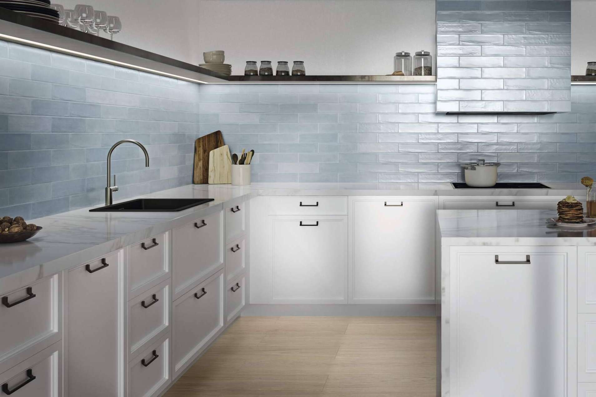 Las cualidades de los azulejos azul claro para renovar baños y cocinas
