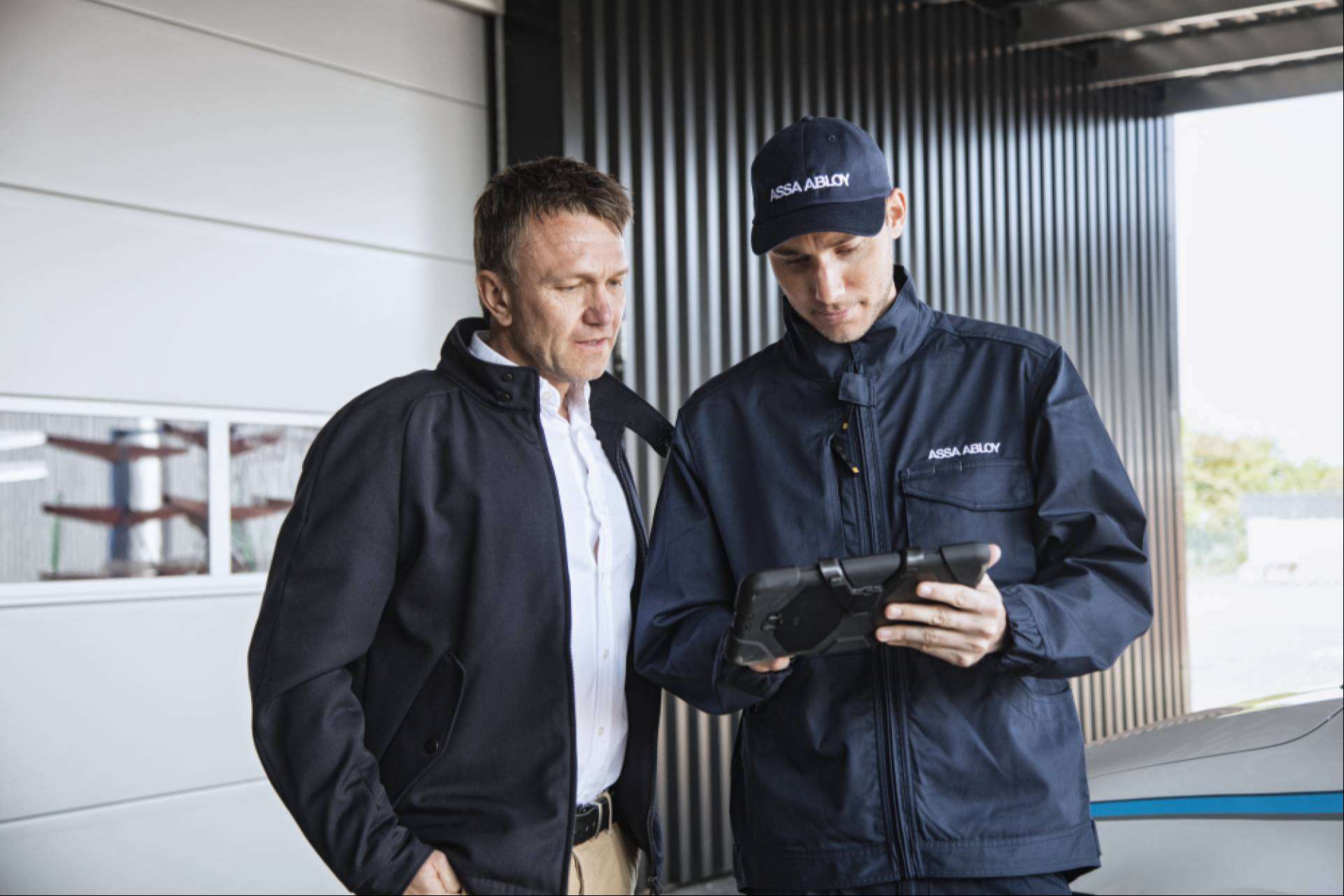 ASSA ABLOY a la vanguardia del mantenimiento de puertas industriales y equipos de muelles de carga