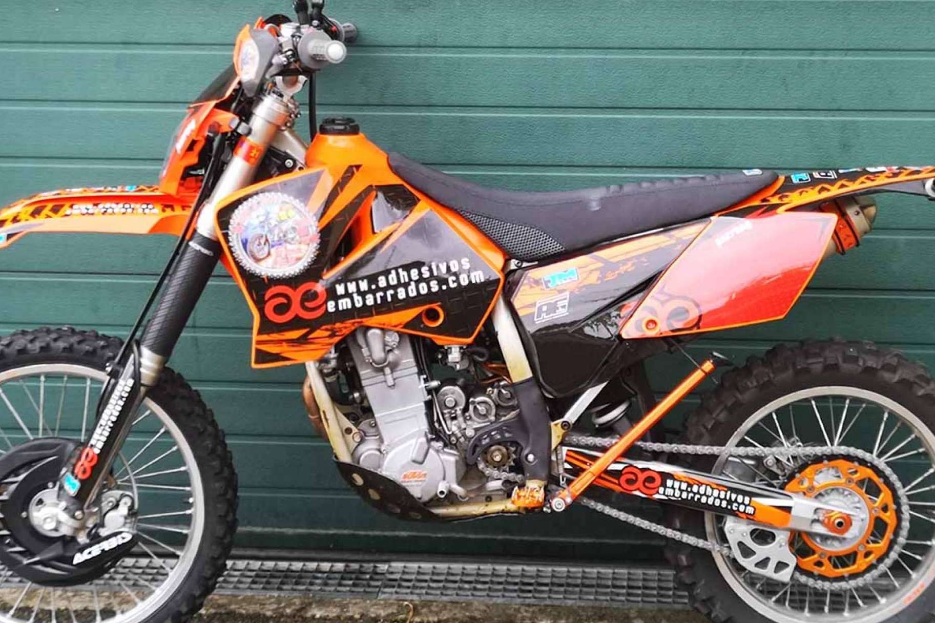 Personalizar una moto offroad, con el kit de pegatinas de ADHESIVOSEMBARRADOS