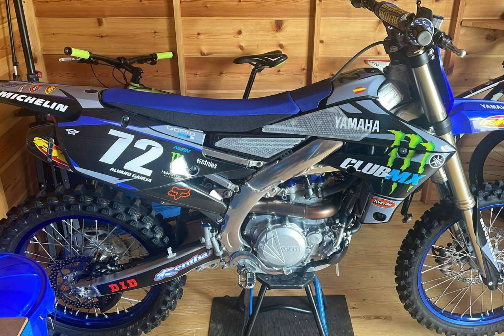 Transformar el aspecto de una moto, con los nuevos diseños de kits de adhesivos de ADHESIVOSEMBARRADOS