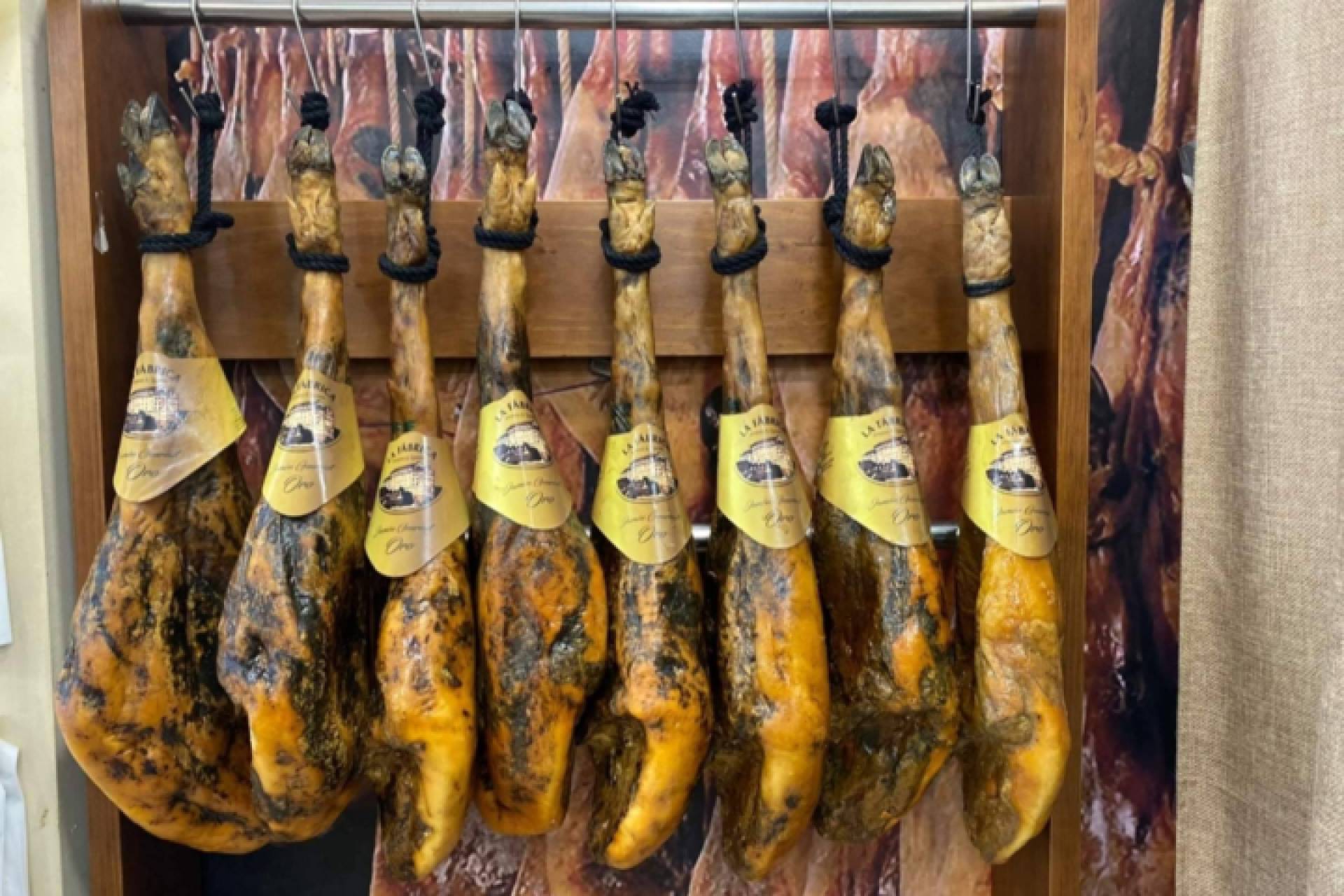 La Fábrica destaca con una amplia variedad de jamones y queso artesanales de calidad premium