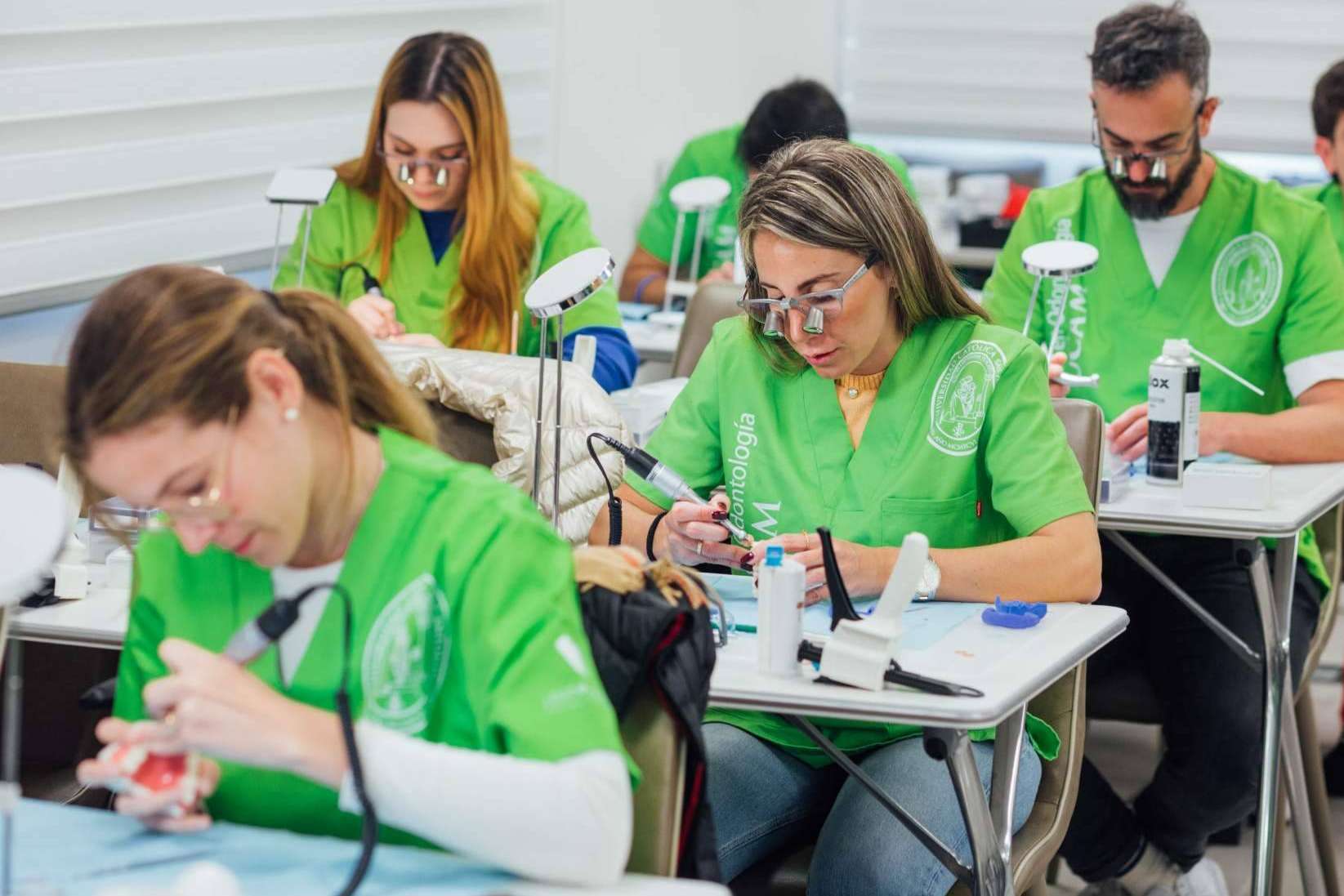 Especialización en odontología en formato compacto