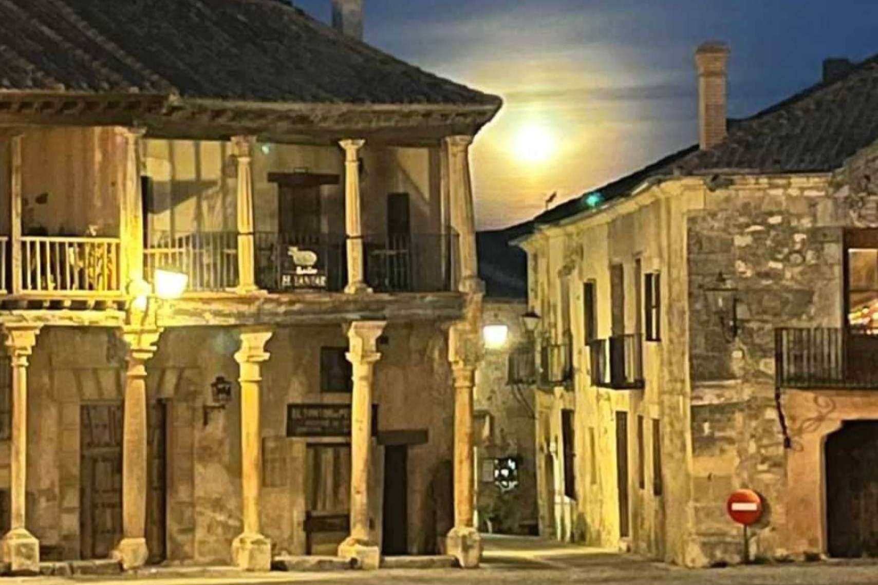 La Olma, cenas únicas en Pedraza con el tradicional lechazo asado en horno de leña