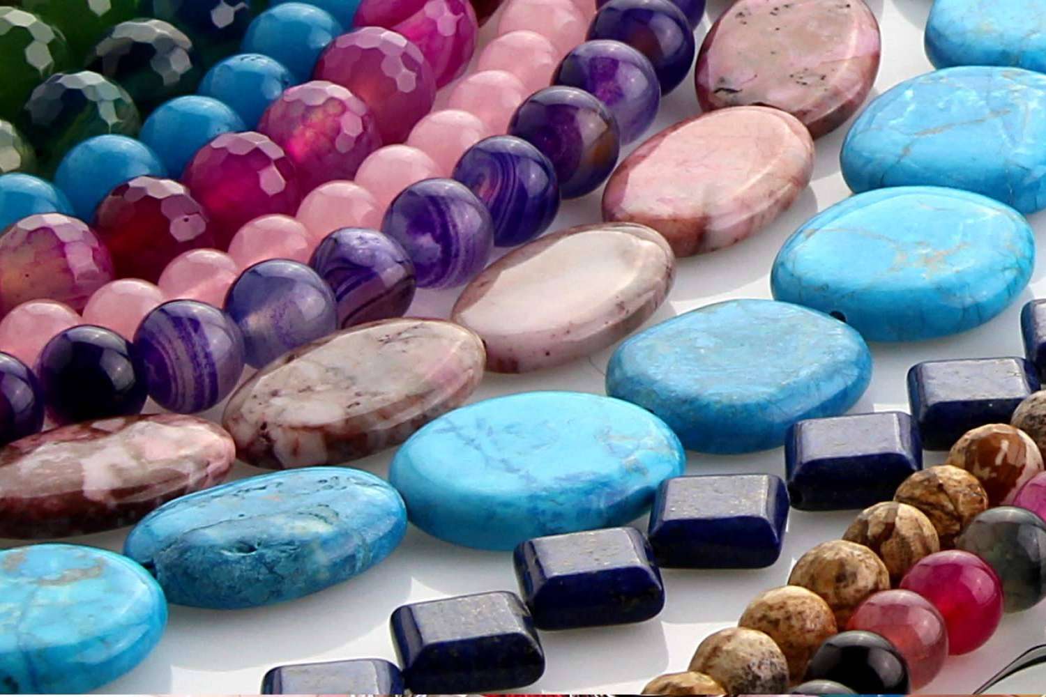 UniArt ofrece minerales y piedras semipreciosas al por mayor para orfebres y negocios de joyería