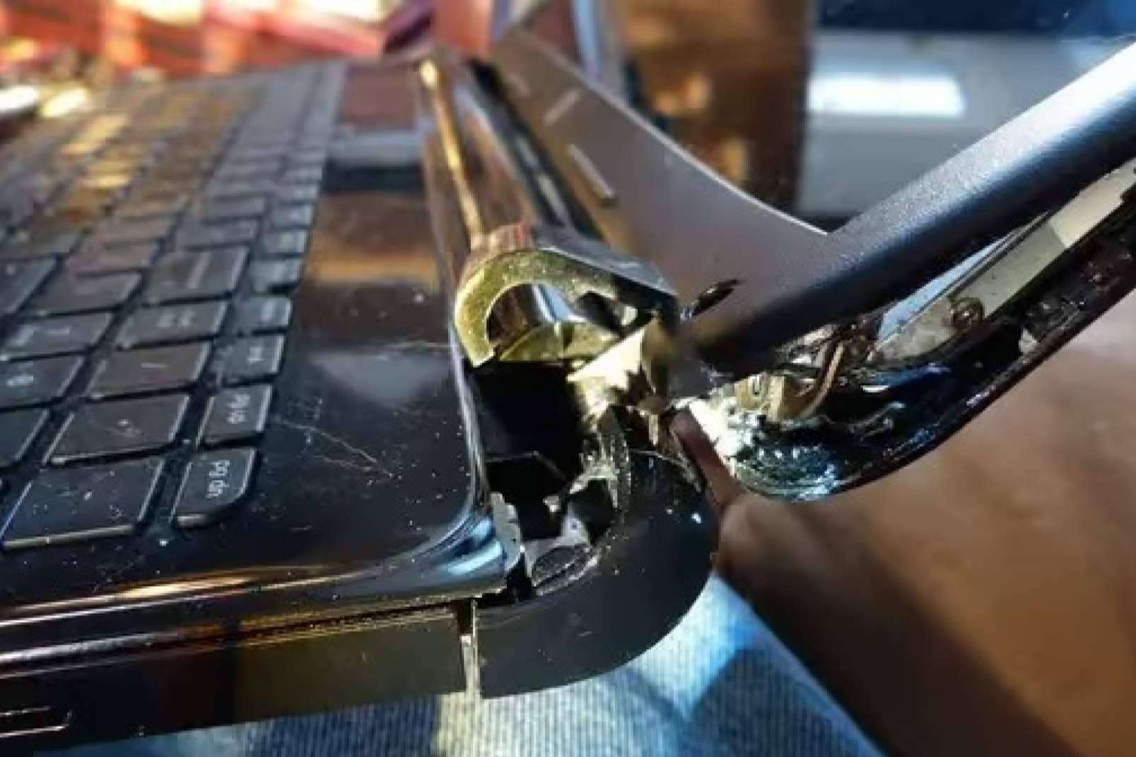 Reparar Ordenadores reemplaza las bisagras de portátiles averiadas