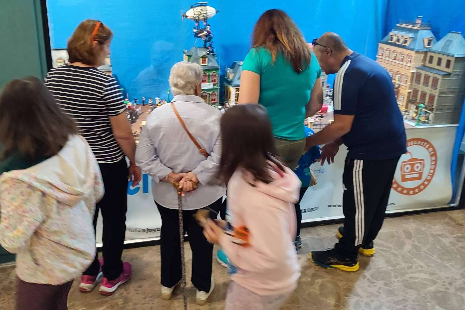 Éxito rotundo de la exposición de TENTE en el Centro Comercial Valdebernardo