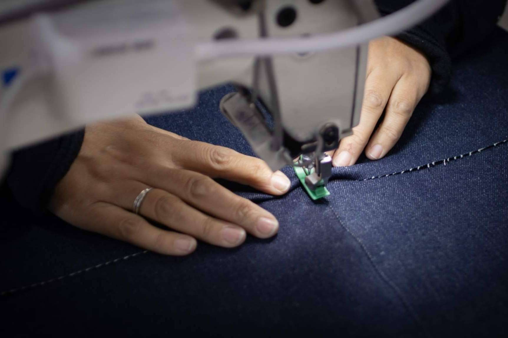 Sostenibilidad en la ropa de trabajo a medida. Propiedades de calidad, hidrófugo, antiestático e hipoalérgico