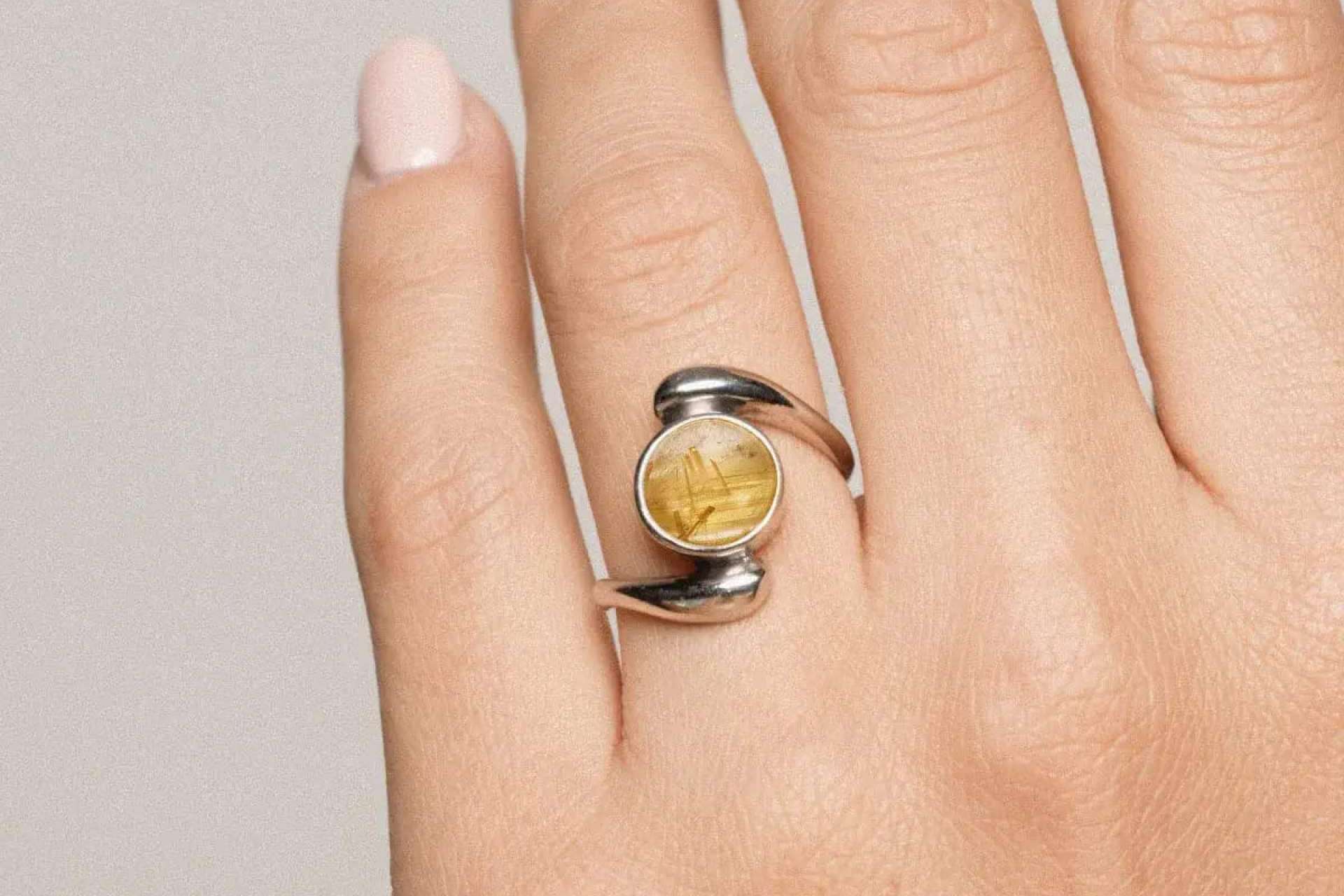 La belleza y energía positiva que emanan los anillos con piedra natural
