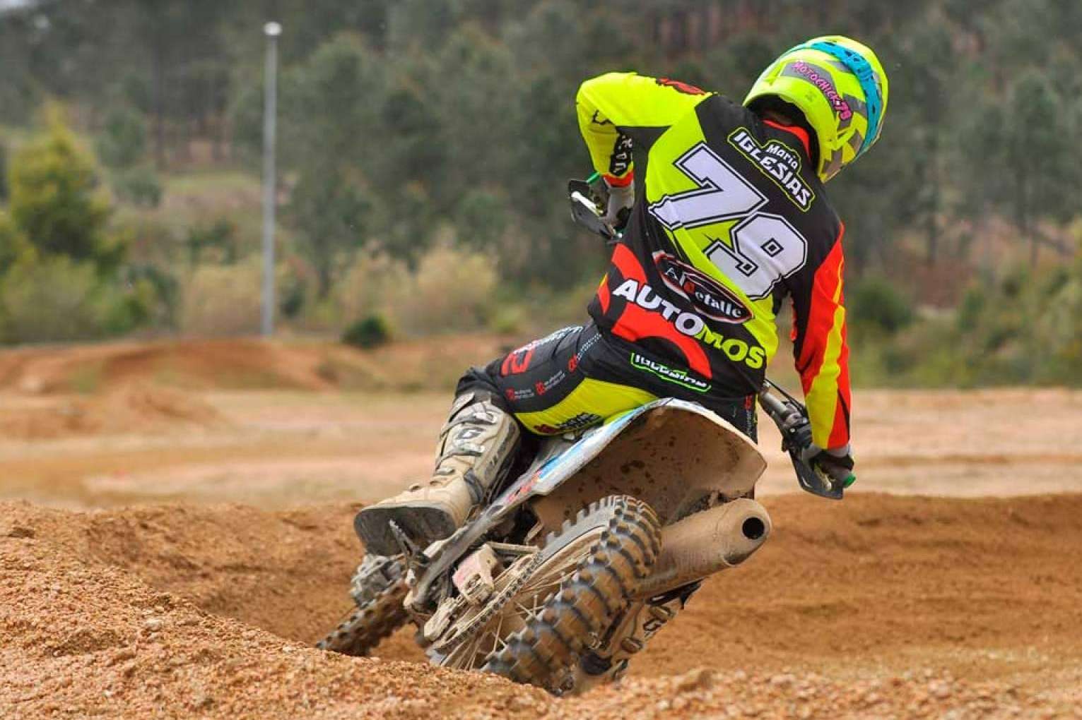 ADHESIVOSEMBARRADOS, una marca líder en ropa personalizada para deportes de moto offroad