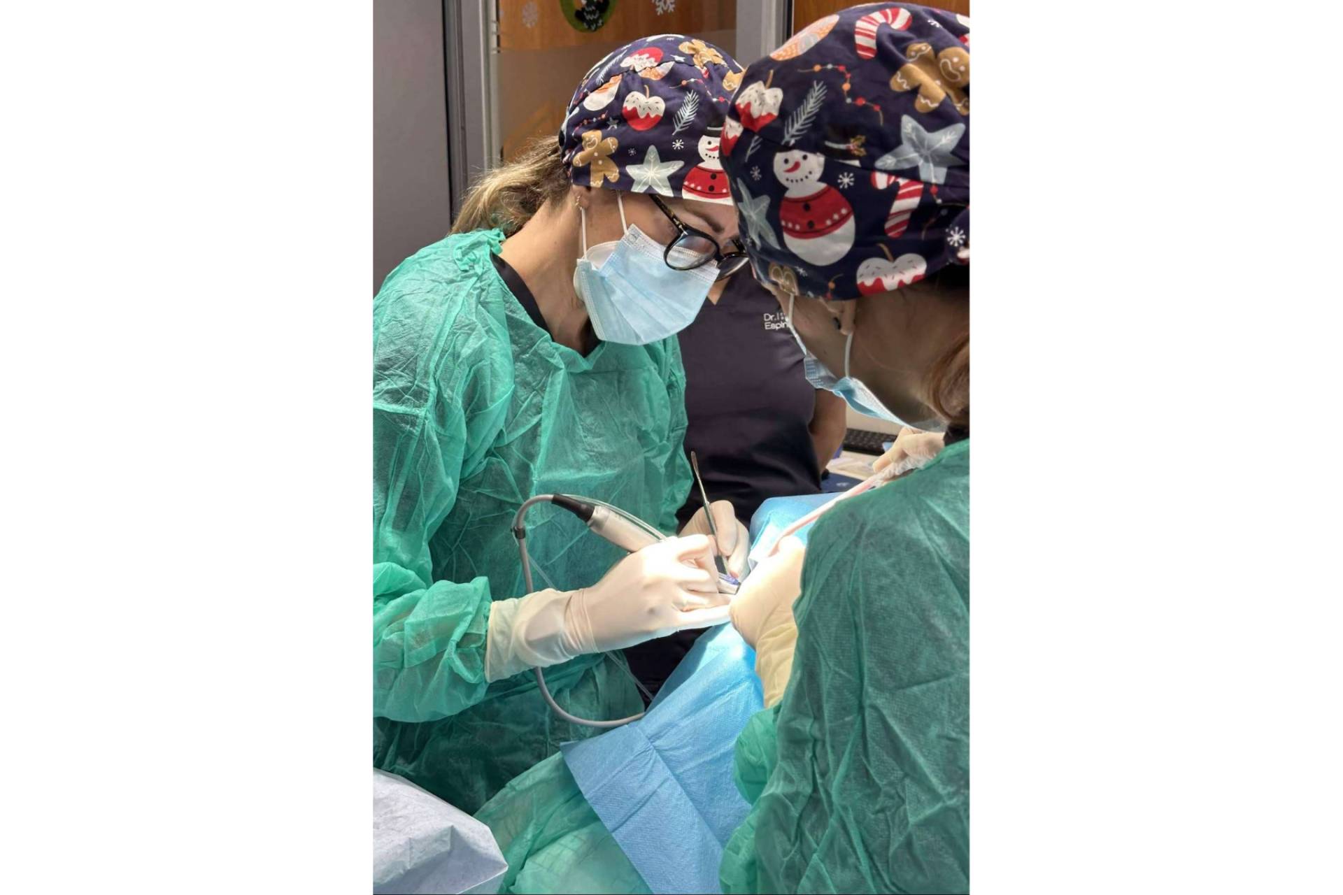 En Gijón, la Clínica Dental Dr. Espinosa transforma sonrisas con sus implantes dentales este Año Nuevo