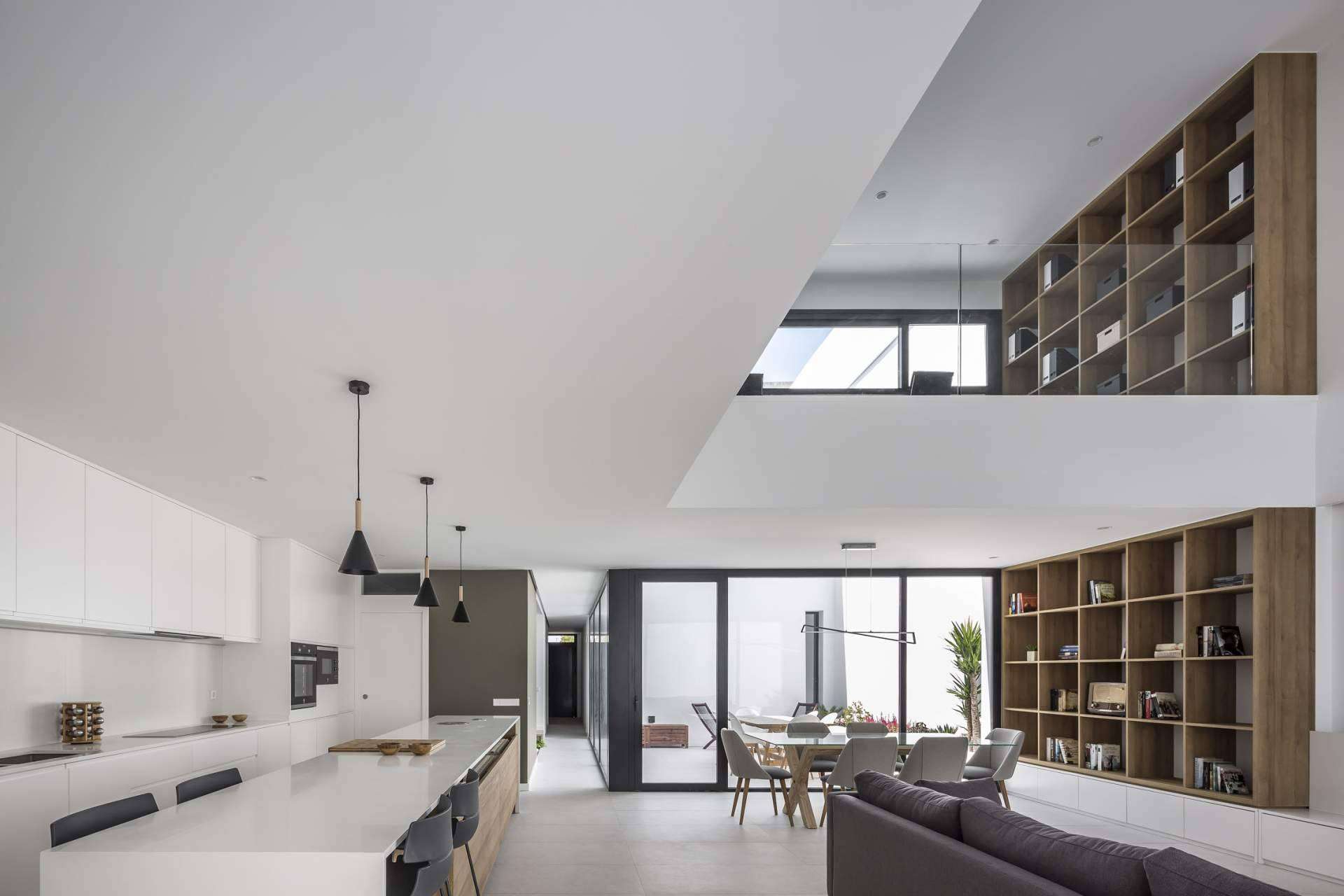 Frasquet Arquitectos transforma las casas entre medianeras en espacios llenos de luz en Valencia