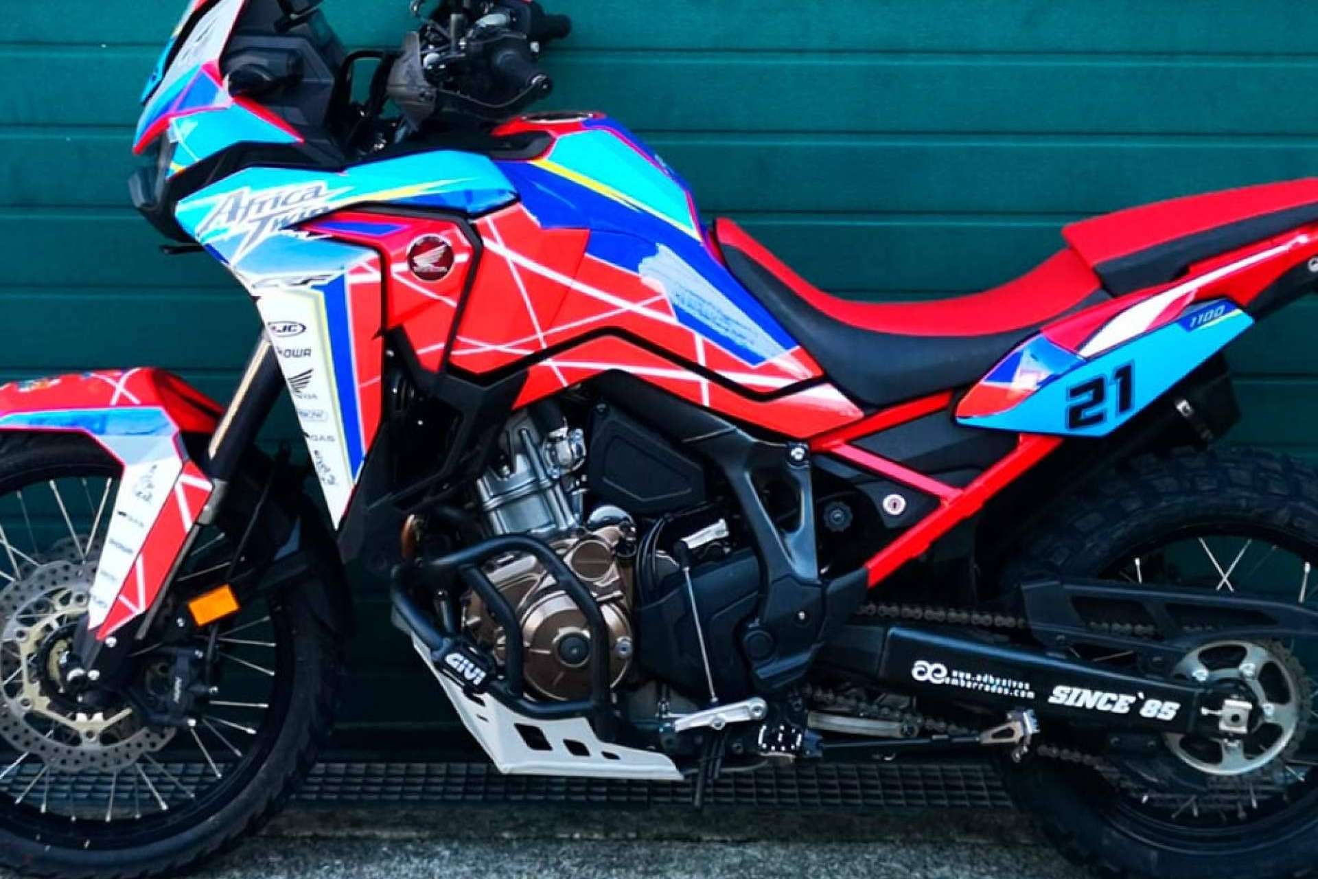 ADHESIVOSEMBARRADOS ofrece soluciones personalizadas en vinilos para motos offroad y quads