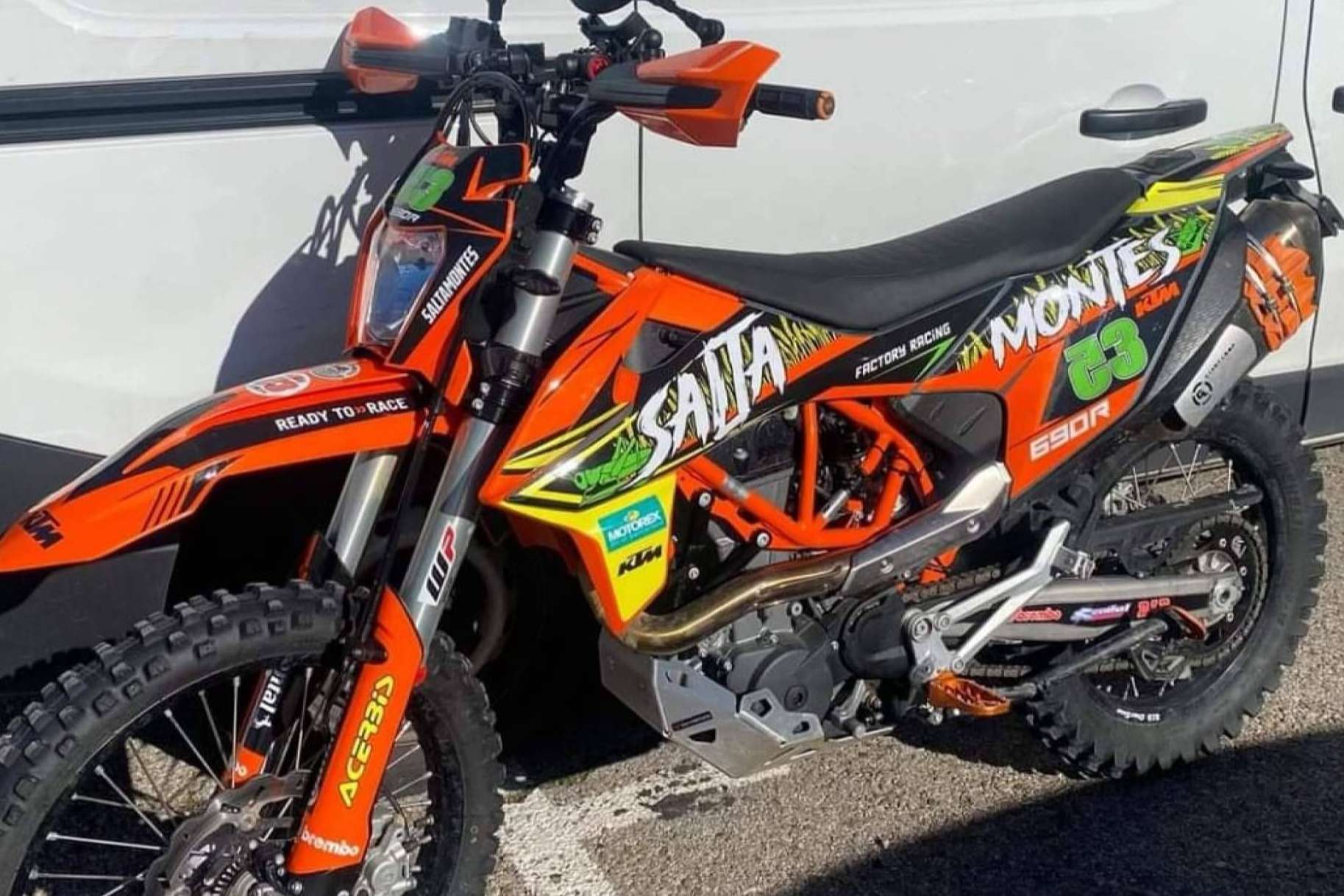La personalización de motocicletas alcanza un nuevo nivel con ADHESIVOSEMBARRADOS