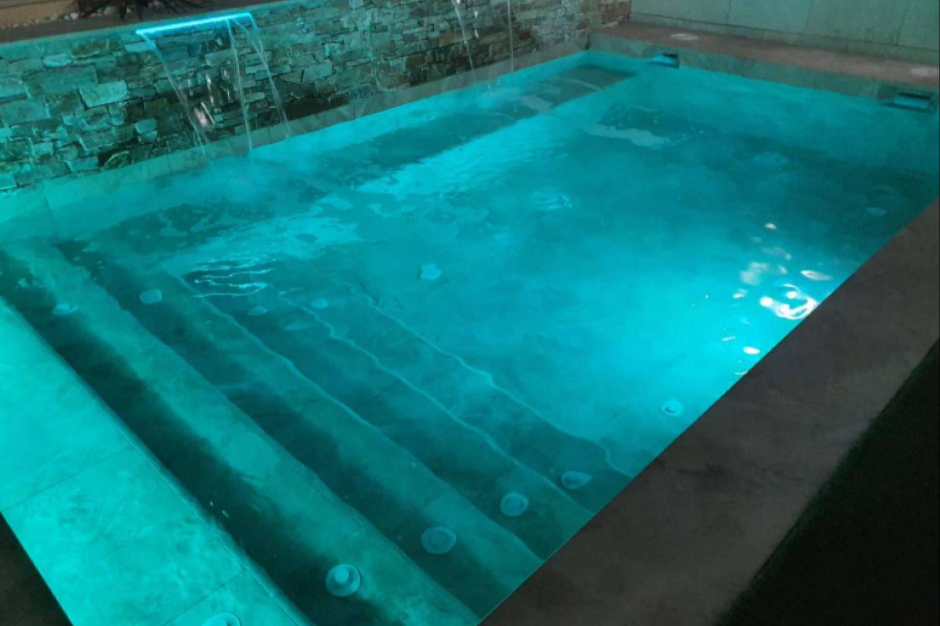Swimhome lanza un foco LED para piscinas con opciones RGB y luz blanca, diseñado para durabilidad y estilo