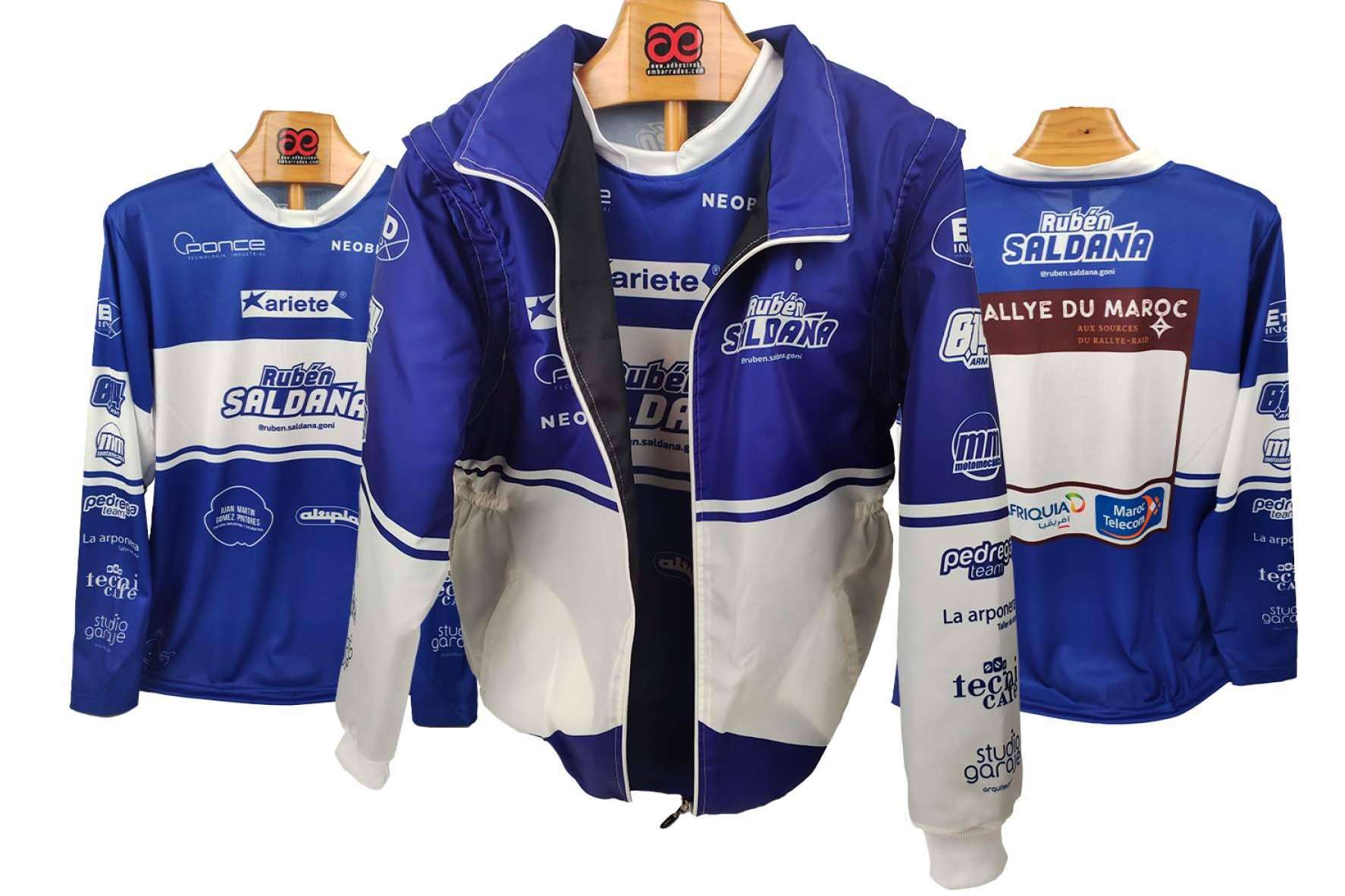 ADHESIVOSEMBARRADOS lanza una línea exclusiva de ropa off-road personalizada para pilotos