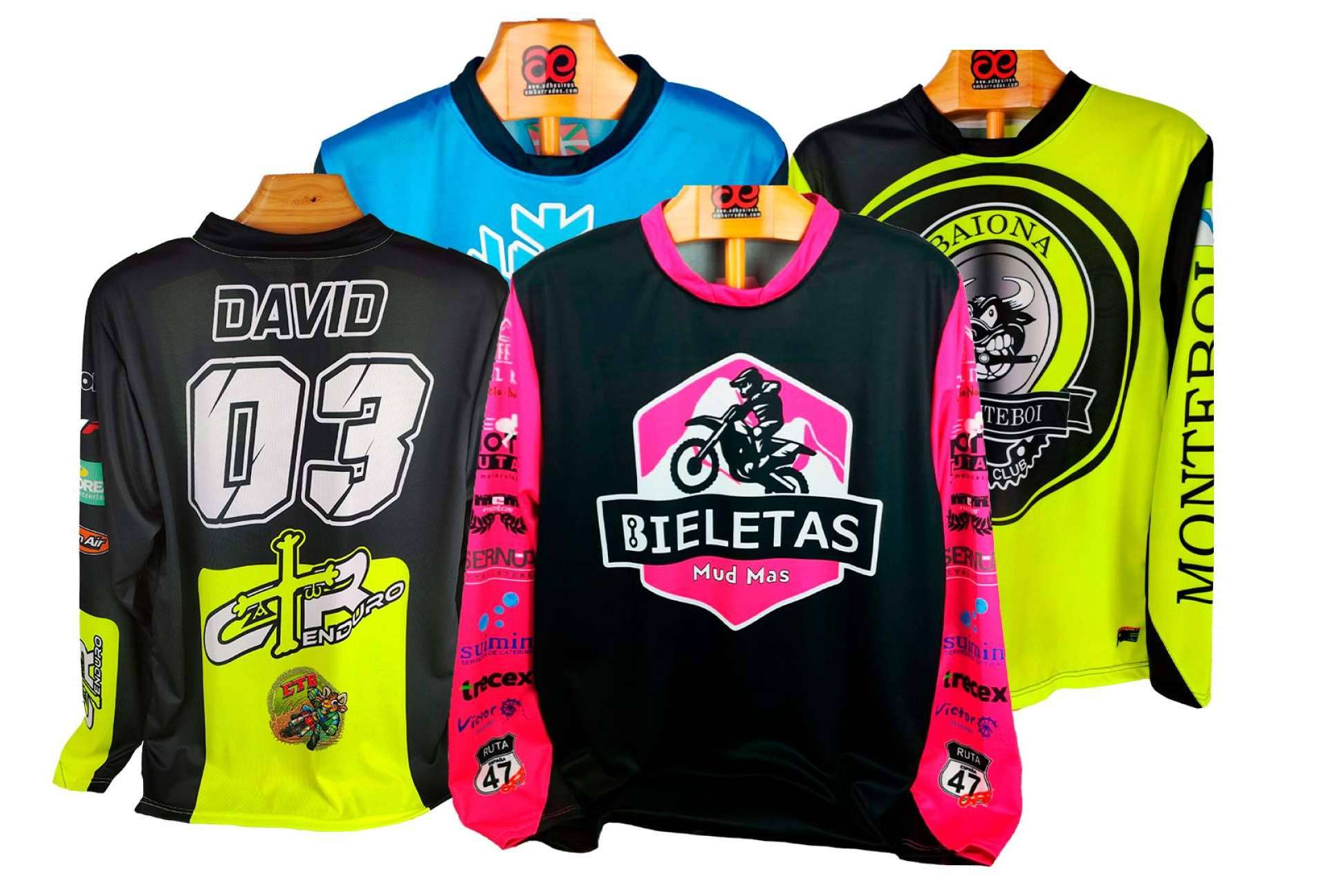 ADHESIVOSEMBARRADOS presenta equipaciones offroad personalizadas para la nueva temporada