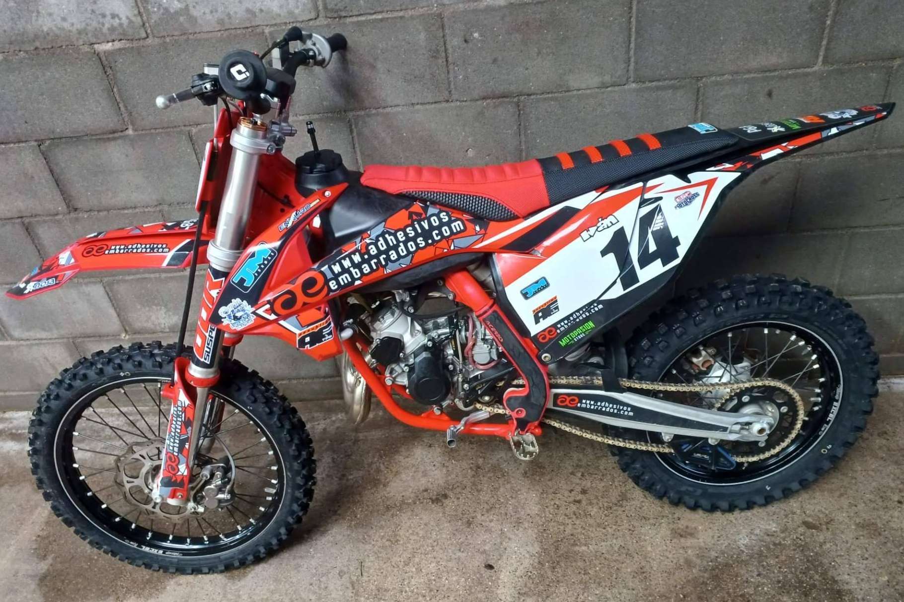 ADHESIVOSEMBARRADOS eleva el nivel del motocross con adhesivos personalizados de alta calidad