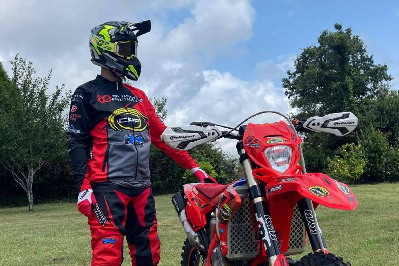 Diseño y funcionalidad; la apuesta de ADHESIVOSEMBARRADOS por la ropa de motocross personalizada