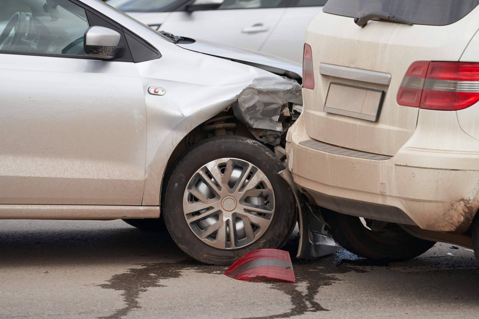 Accidente de coche con colisión múltiple, cómo actuar y qué derechos tienen los afectados