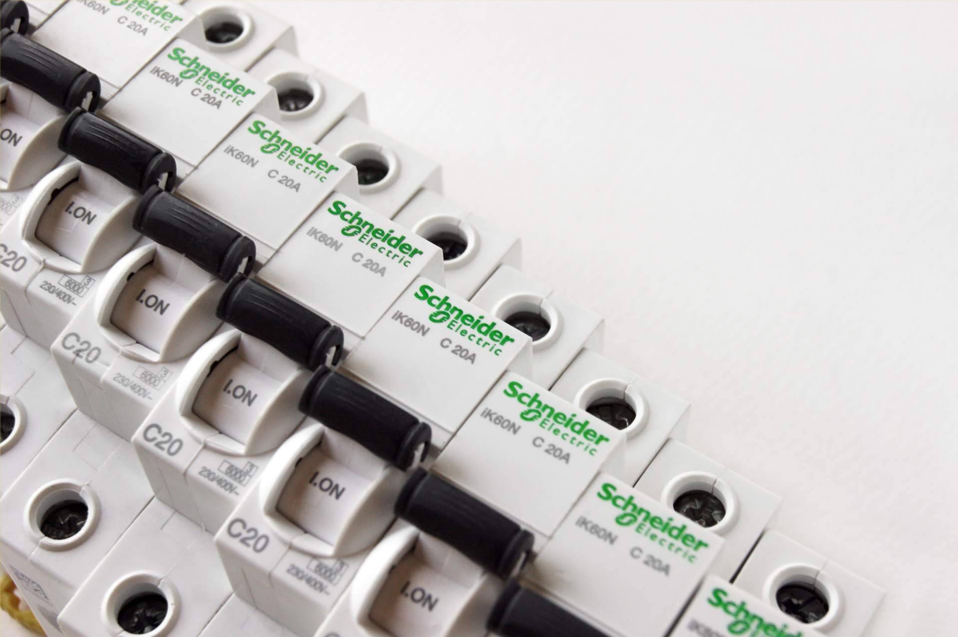 Cadenza Electric refuerza su liderazgo en la distribución de productos Schneider Electric