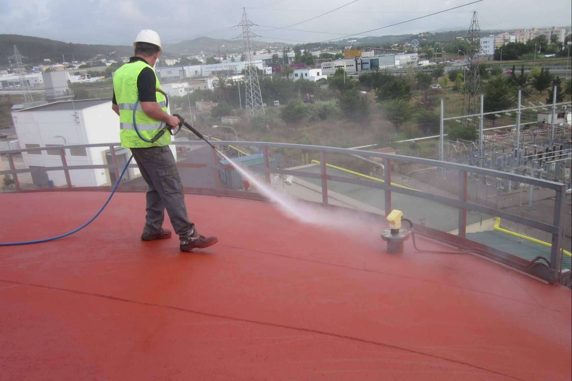 Serviarnau refuerza la protección de estructuras con su limpieza mediante chorro de arena