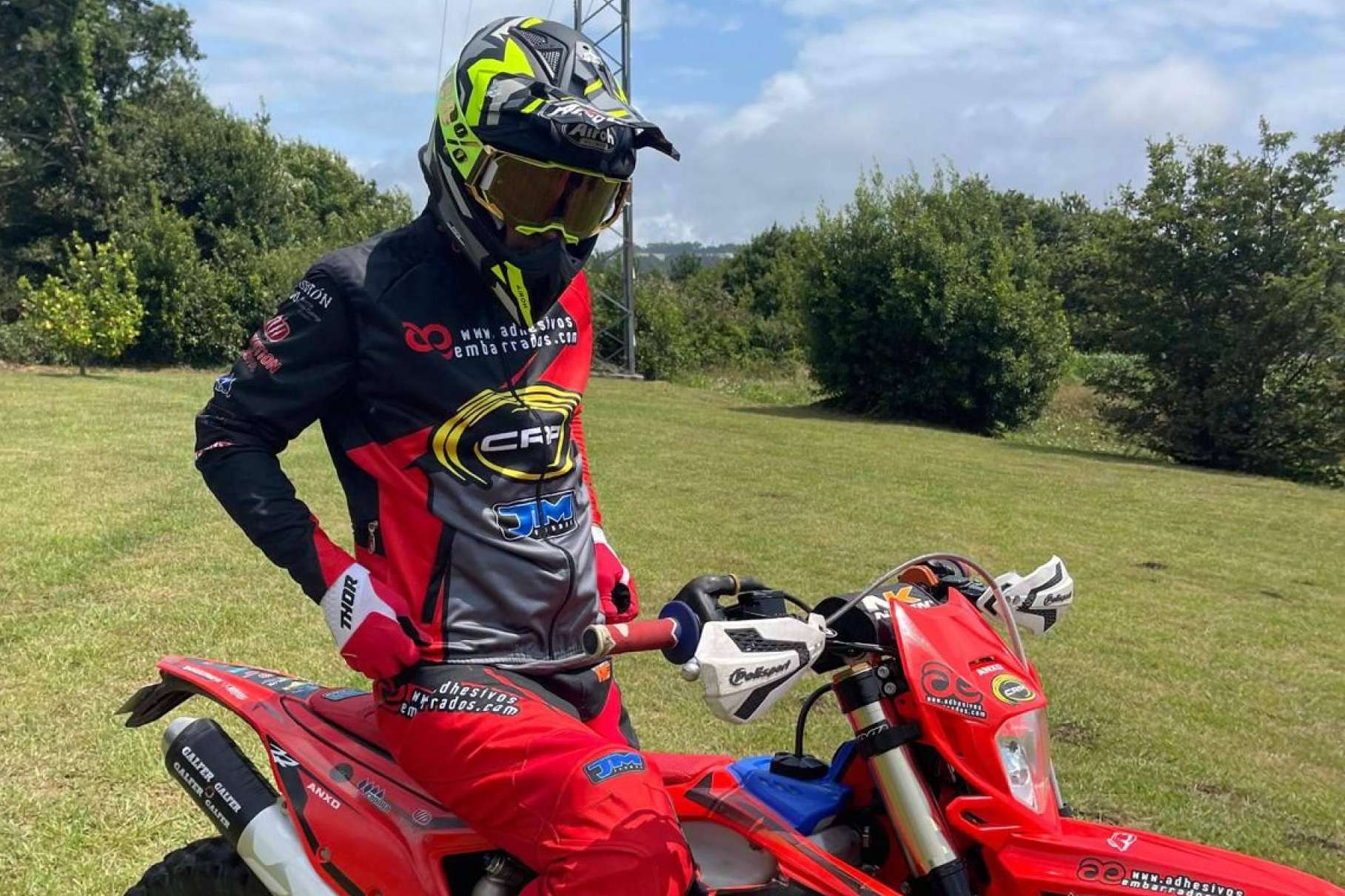 Equipación de motocross y enduro con diseños personalizados en ADHESIVOSEMBARRADOS