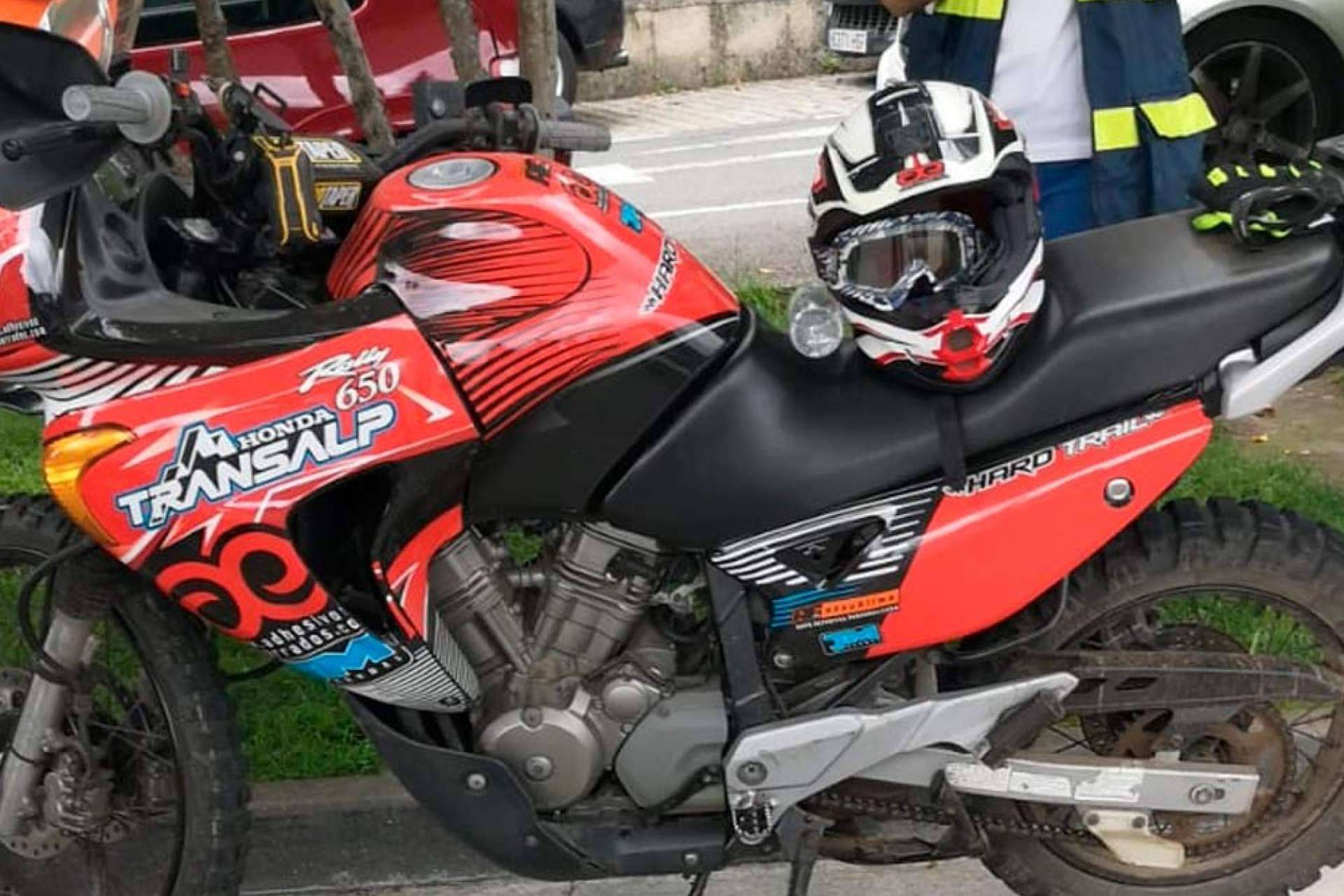 ADHESIVOSEMBARRADOS ofrece una amplia gama de kits de pegatinas personalizadas para motos de enduro y motocross