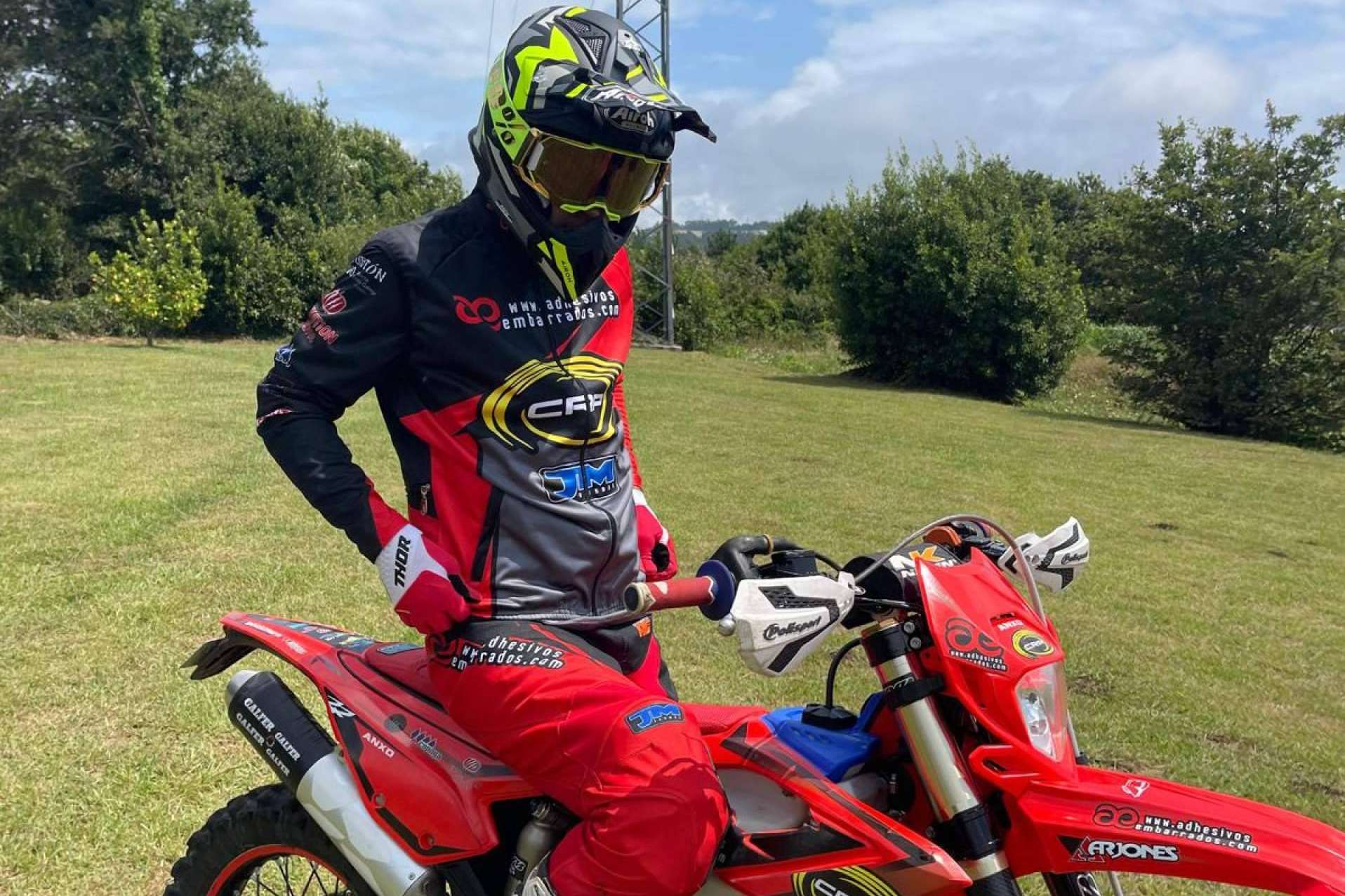 El diseño gráfico también se viste; ropa de motocross personalizada en ADHESIVOSEMBARRADOS