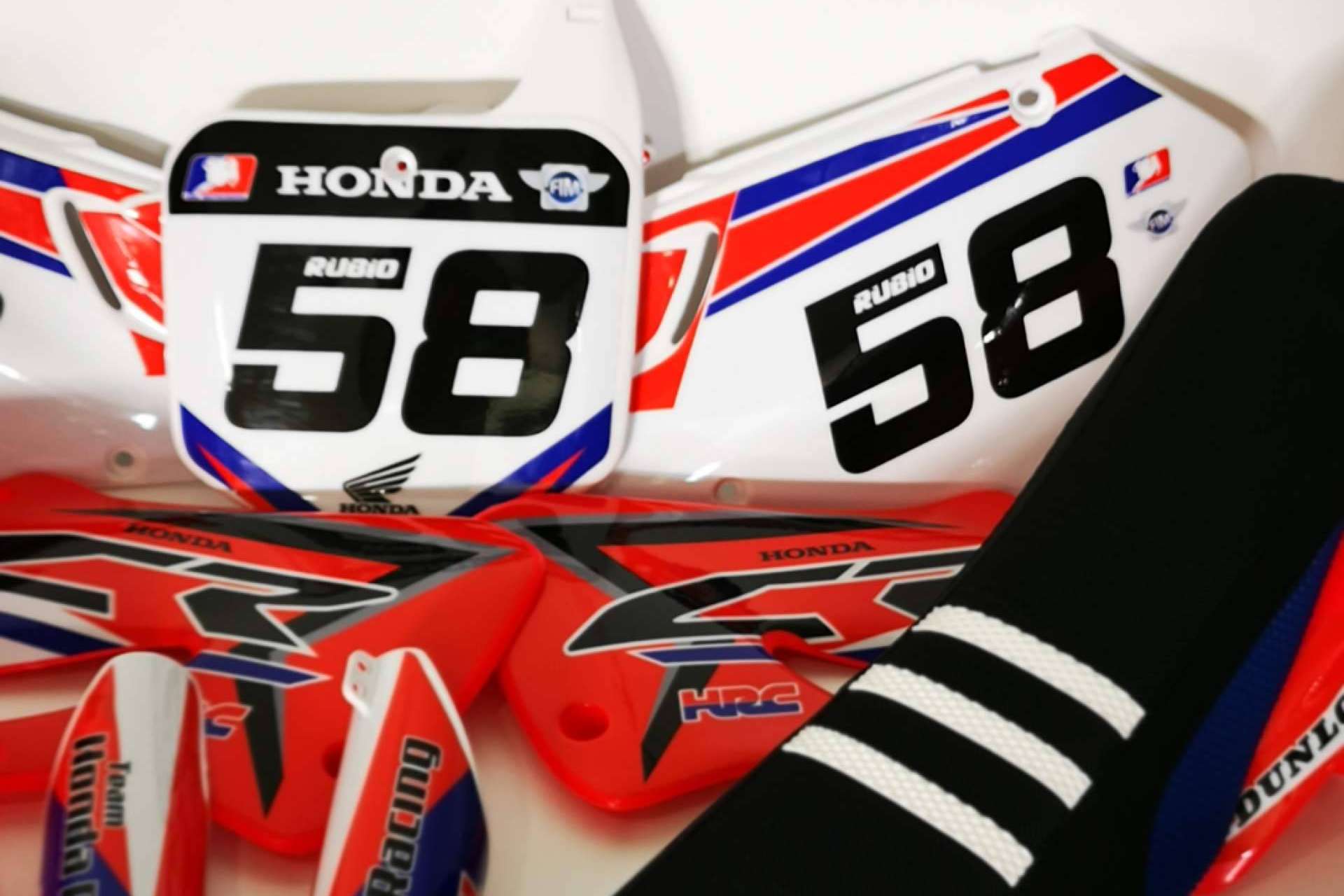 ADHESIVOSEMBARRADOS revoluciona el mercado de plásticos y adhesivos para motos de cross