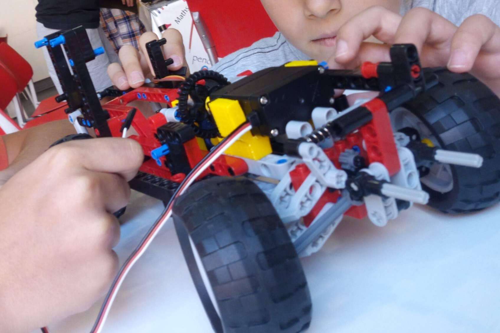 Robótica, programación y piscina; un verano diferente para escolares en Madrid