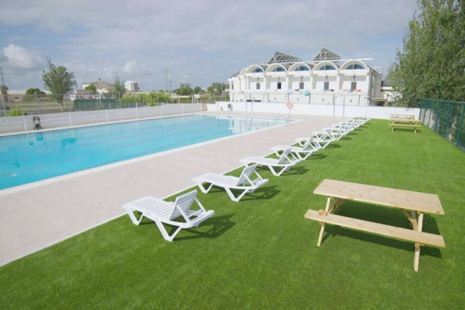 El césped artificial para piscina de Albergrass transforma el jardín en un espacio de descanso sin complicaciones