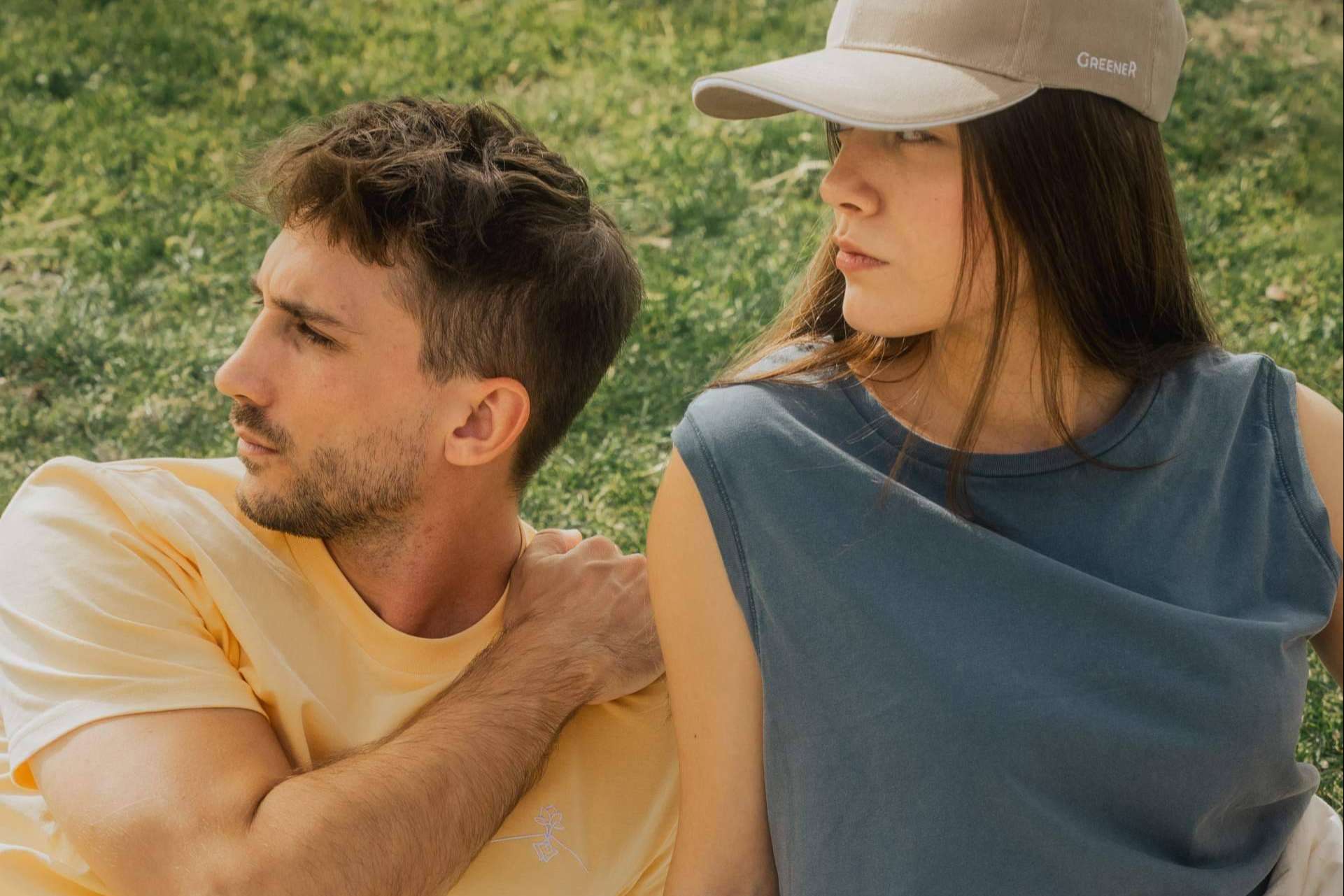 Ropa sostenible española con impacto ambiental positivo; el modelo Greener