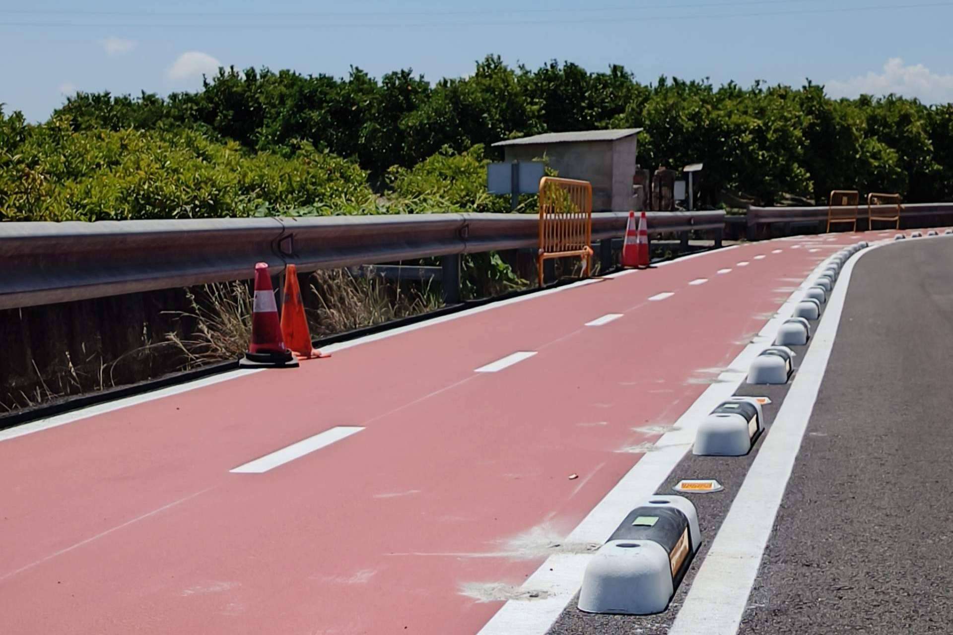 Abadecom instala 2 km de separador de carril bici fotoluminiscente fabricado con plástico reciclado