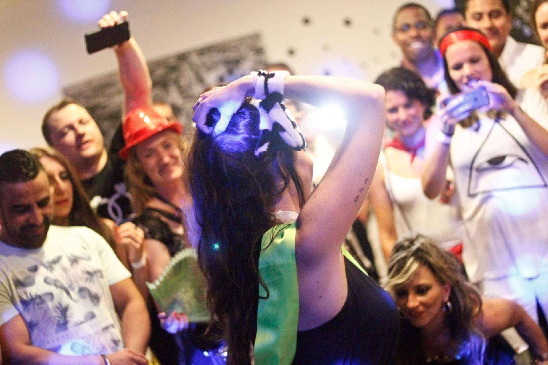 Alicante lidera el auge de despedidas organizadas; planificación, show y ambiente