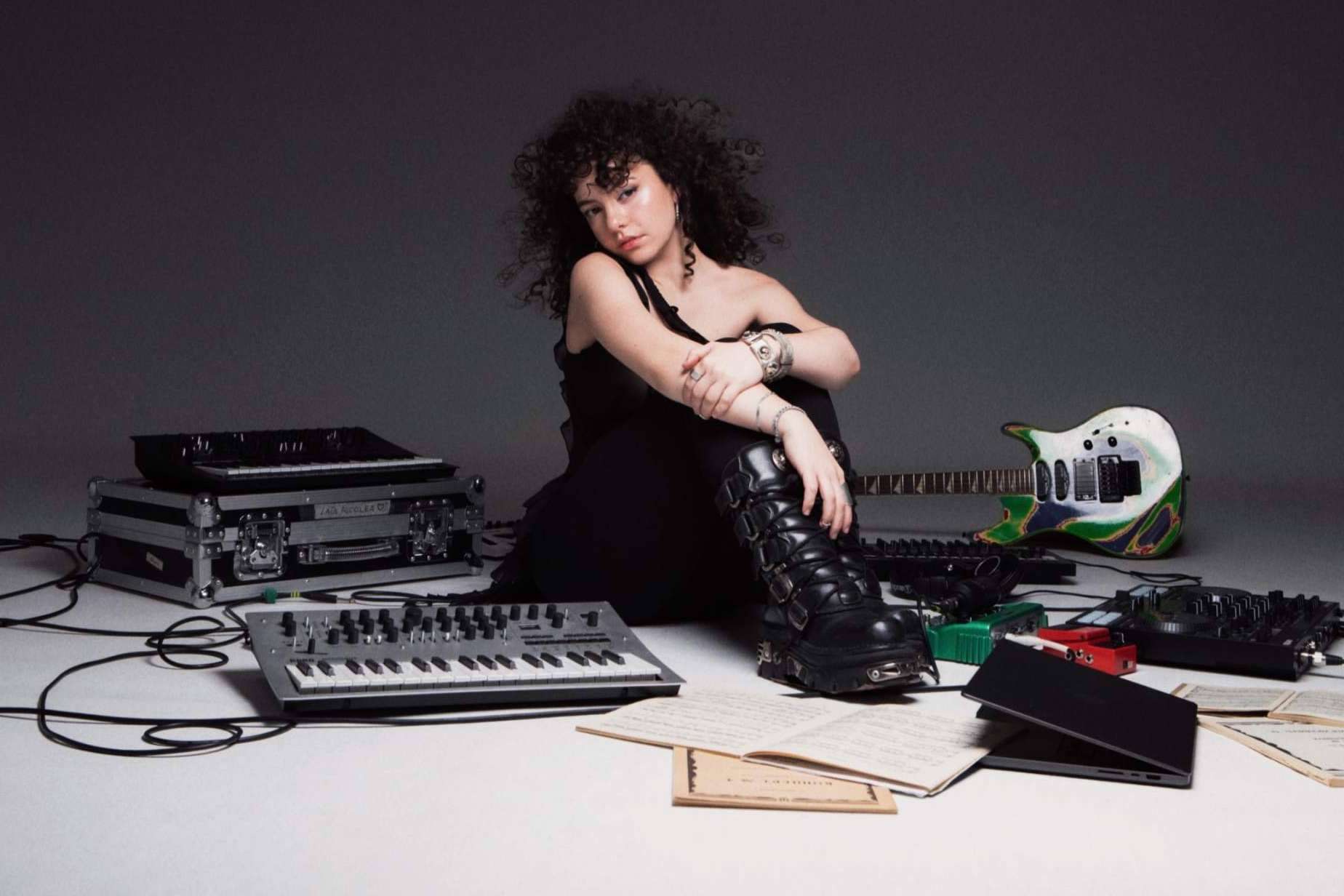 Laia Alcolea presenta su primer single 'NO ME FÍO DE MÍ' remezclado por DELAPORTE