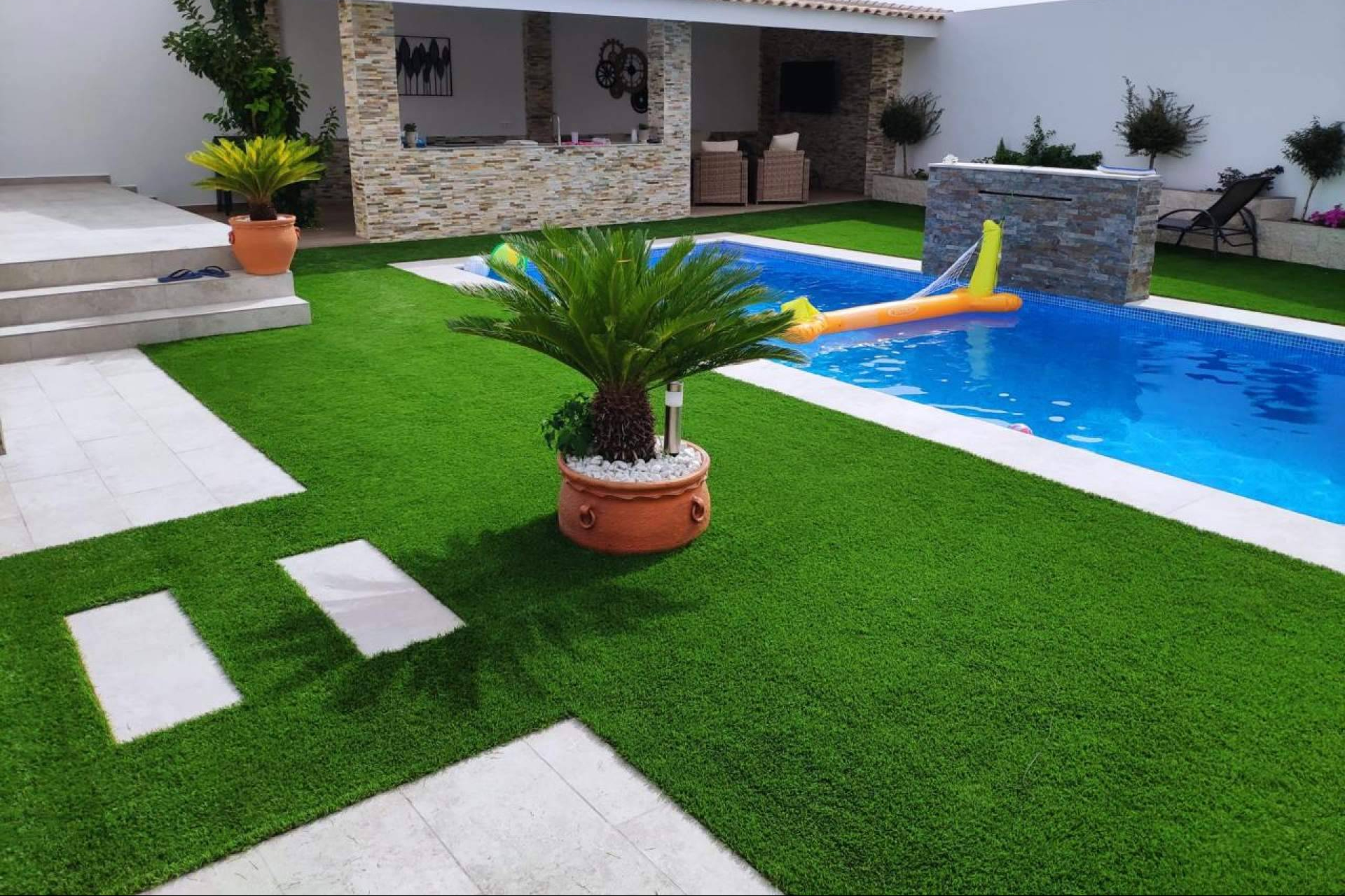 Albergrass optimiza la instalación de césped artificial con tecnología propia y fabricación nacional