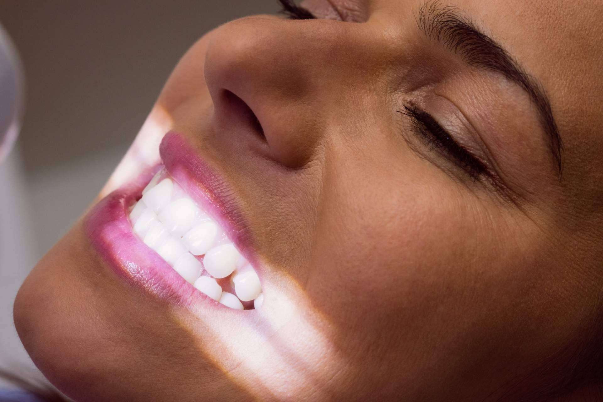 Clínica Calvo De Mora lanza una campaña de blanqueamiento dental LED con un 50% descuento en Madrid