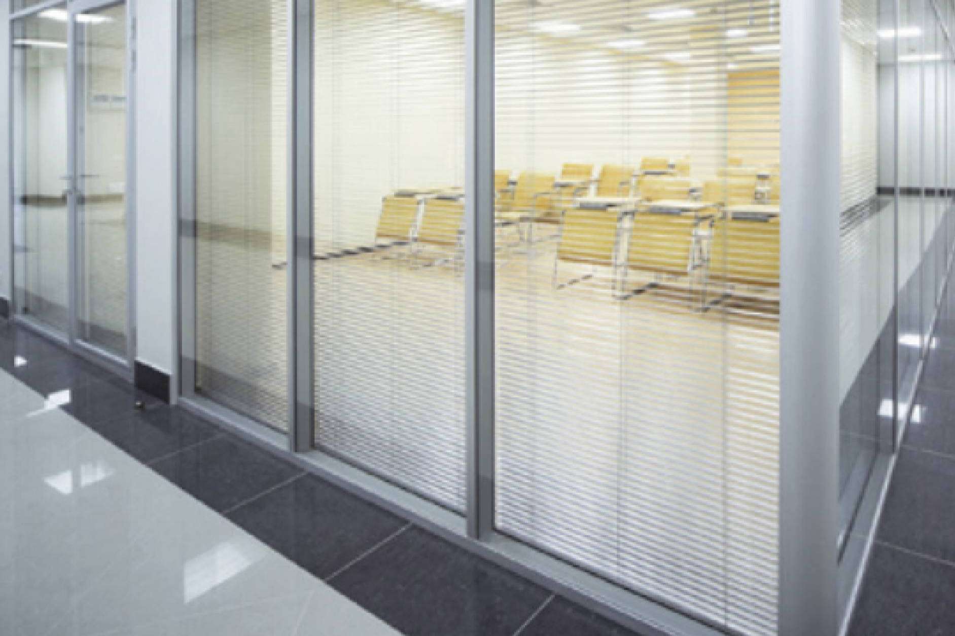 Descubrir los estores para oficinas es clave para un entorno de trabajo eficiente y elegante