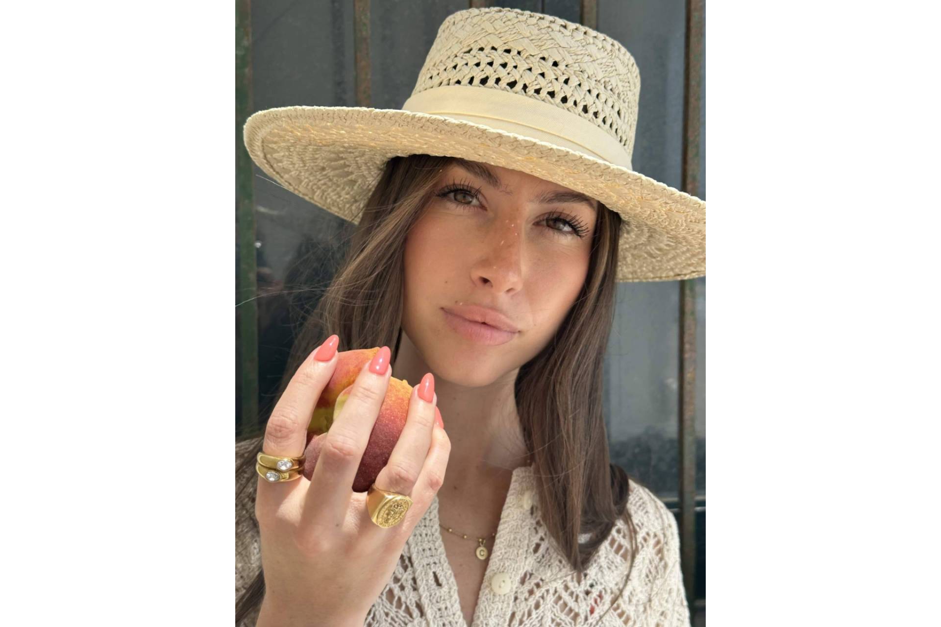 Cabellos Brunettes y uñas efecto Naked son las tendencias para otoño de Raffel Pages