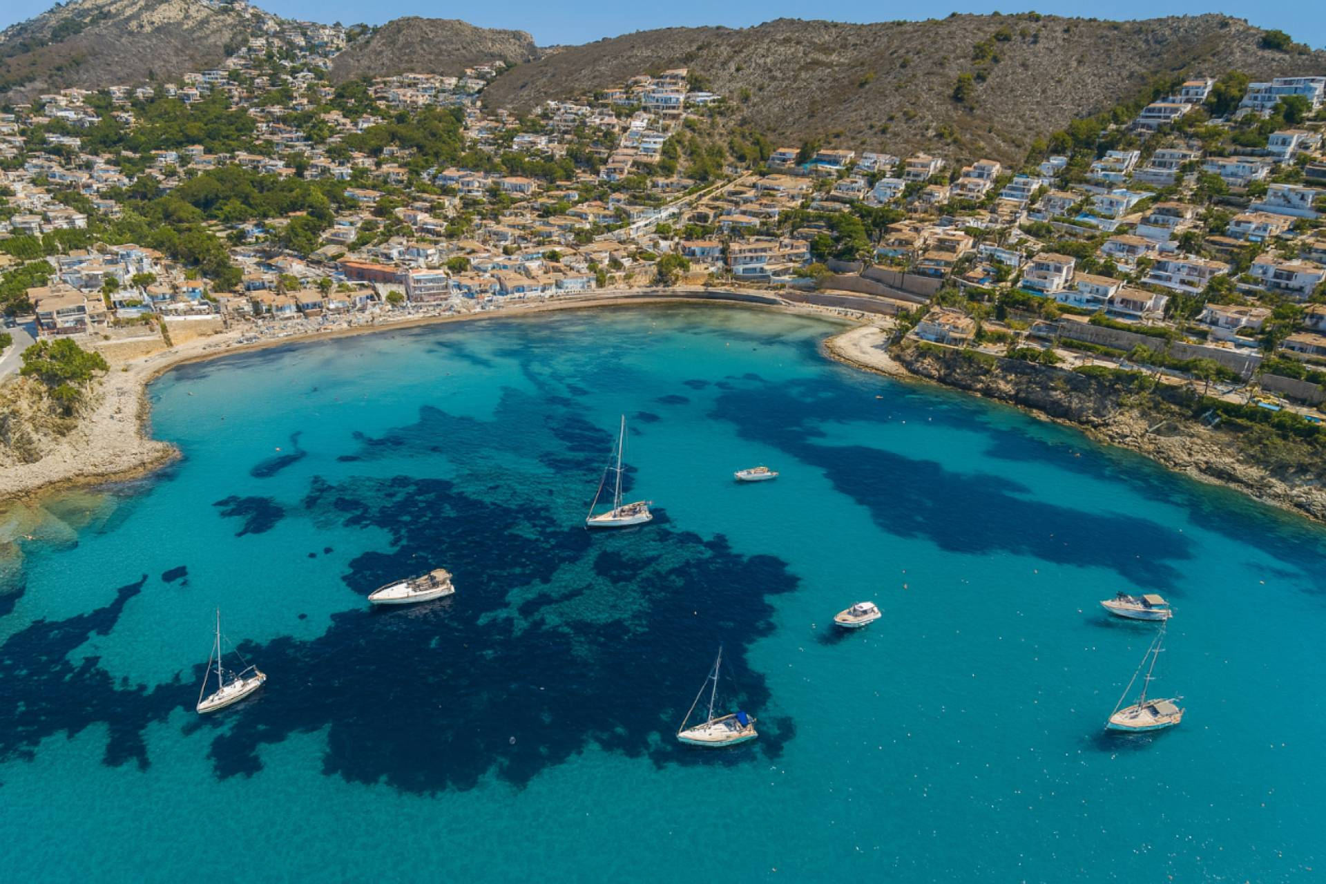 Así es Moraira, el rincón alicantino que combina mar, calma y encanto