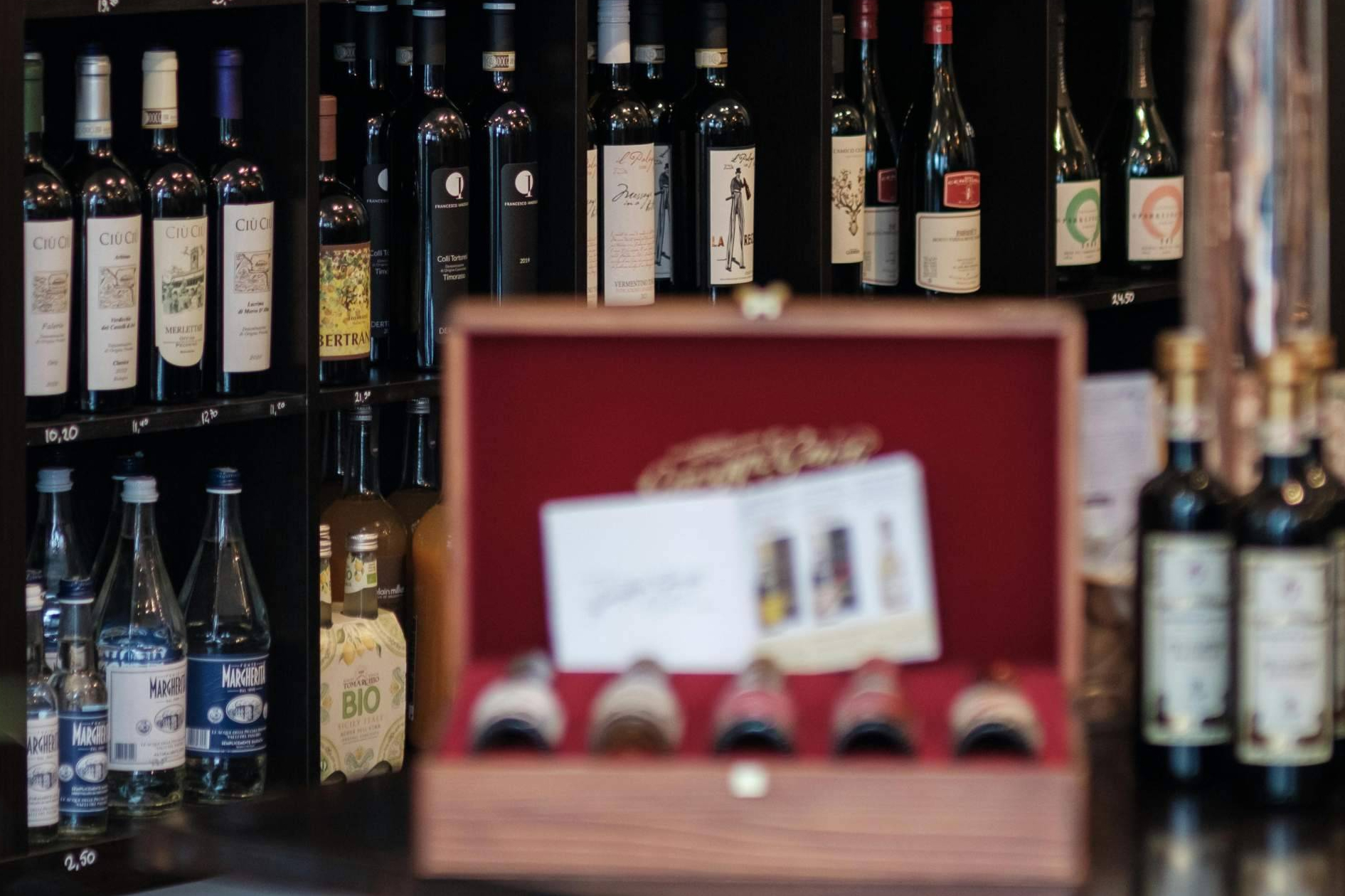 La tienda online de Vinos Barona en Cáceres ofrece experiencia local y una cuidada elección por denominación de origen