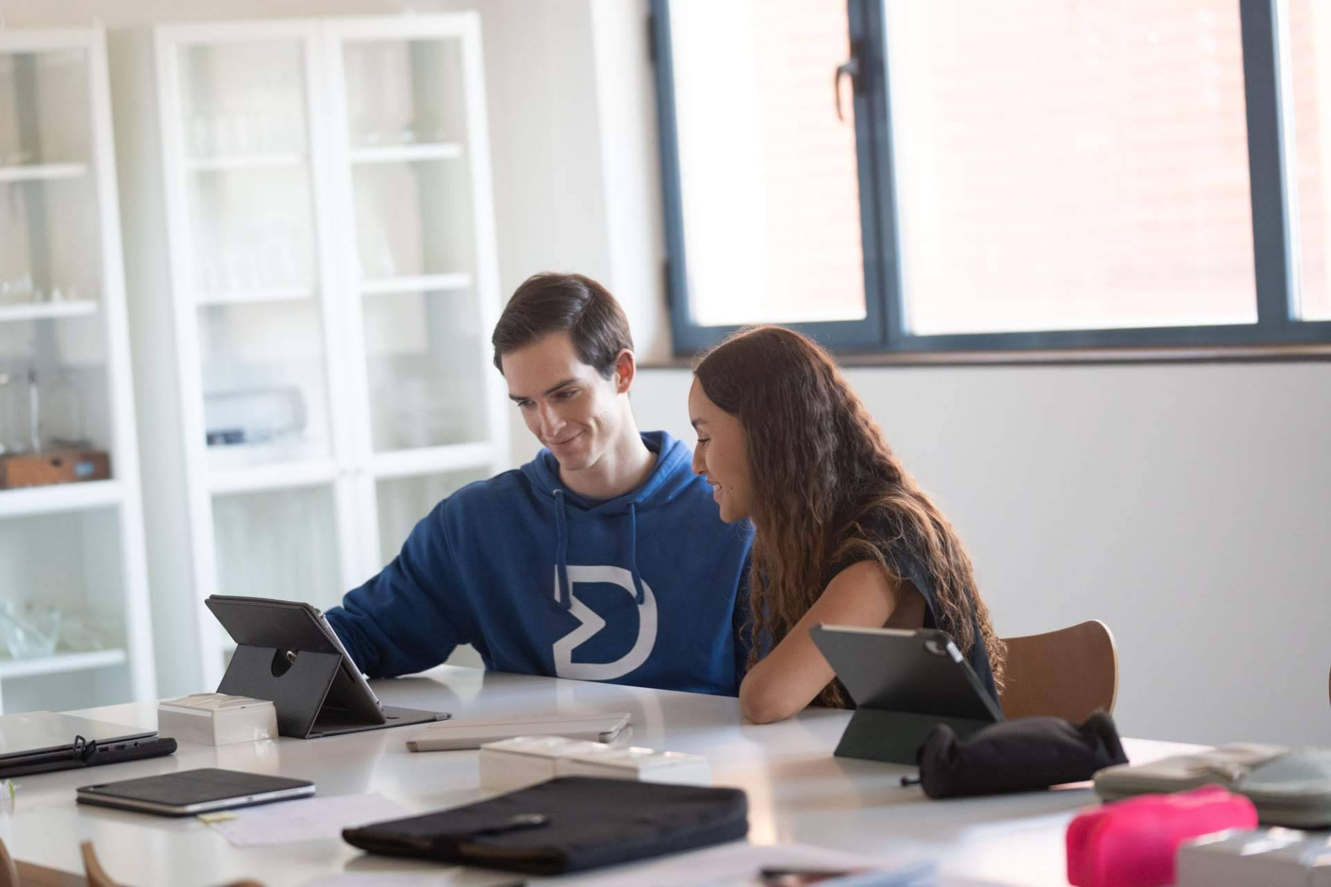 Falta de planificación, estudiar en solitario y desmotivación; los obstáculos que impiden opositar con éxito